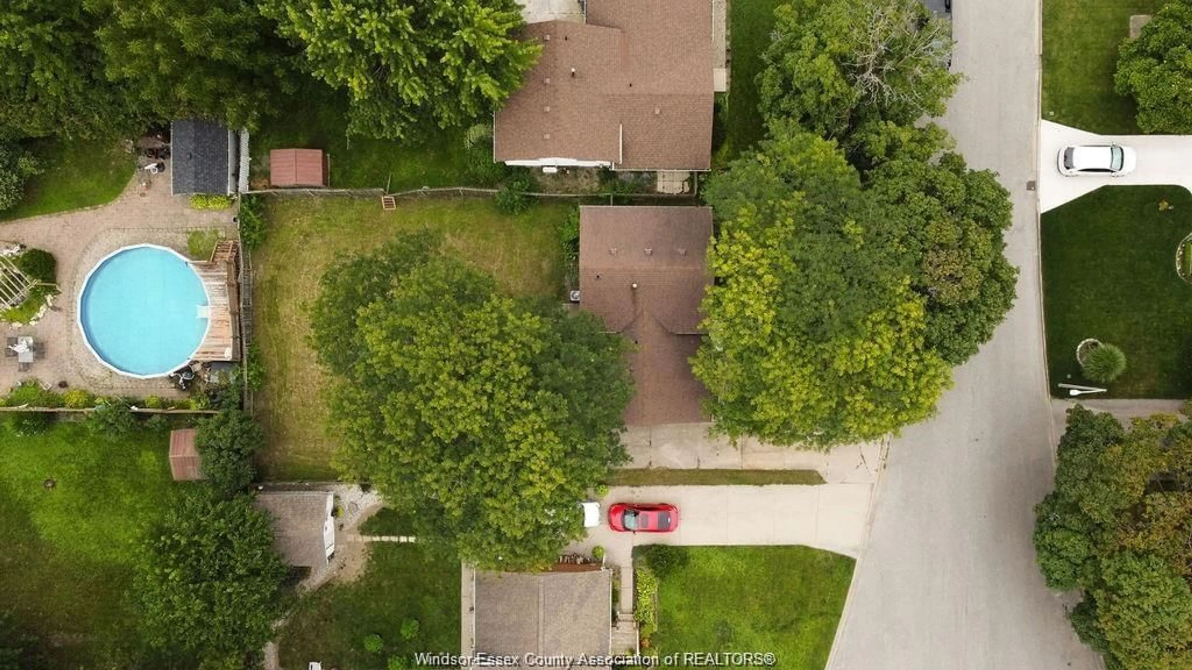 A pic from outside/outdoor area/front of a property/back of a property/a pic from drone, street for 5440 LYNDON, Windsor Ontario N8T 1N8