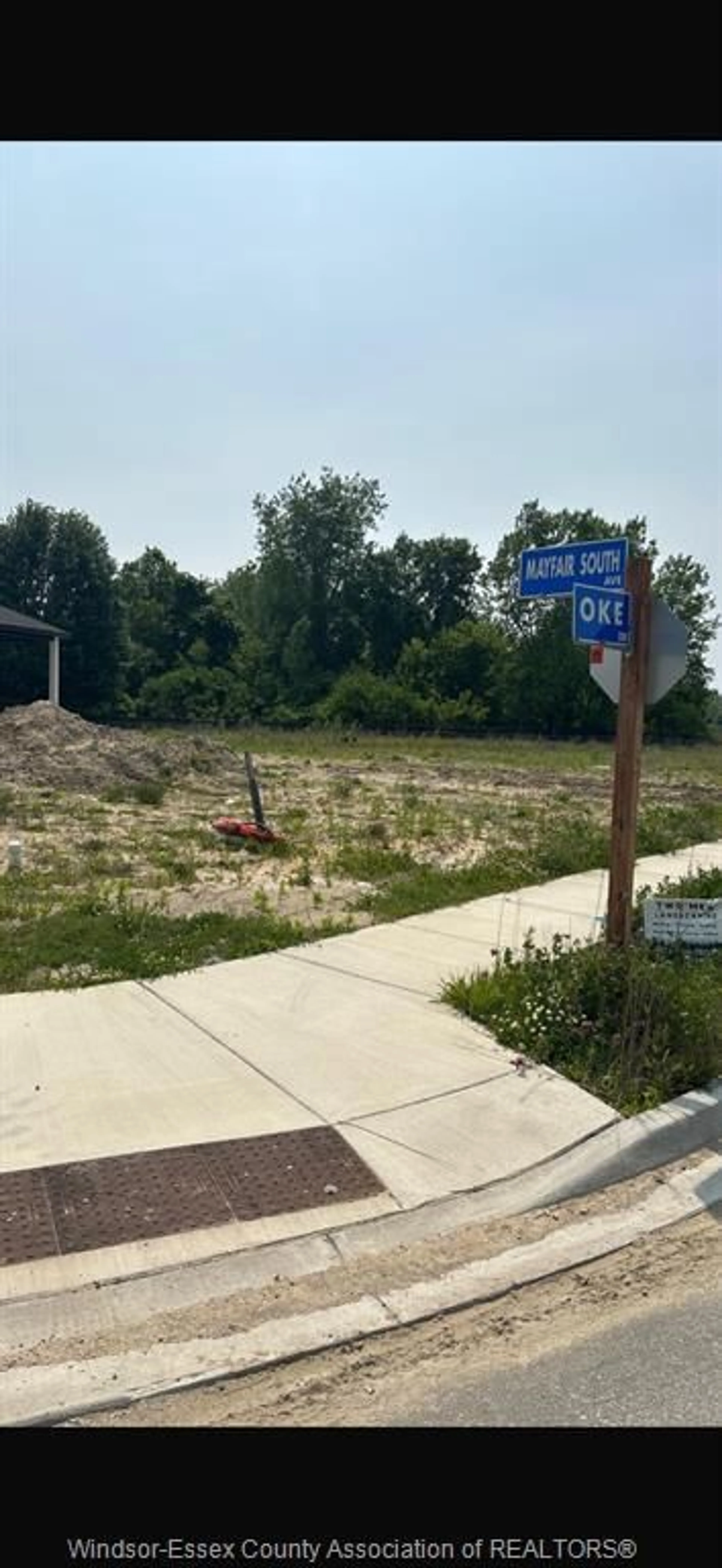 Parking for 2532 MAYFAIR, LaSalle Ontario N9J 0E5