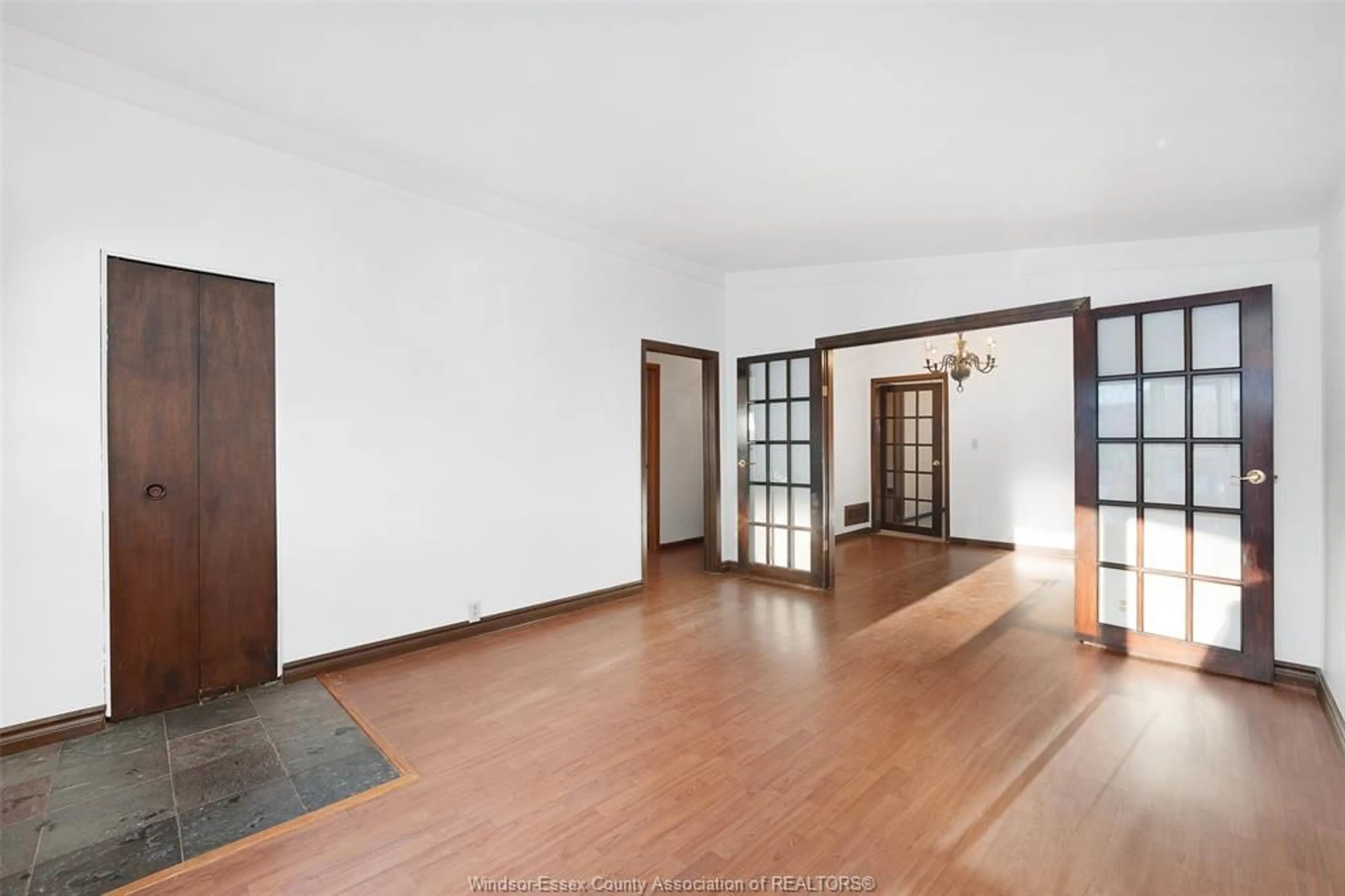 Indoor foyer for 270 Burdick Cres, Tecumseh Ontario N8N 2E8