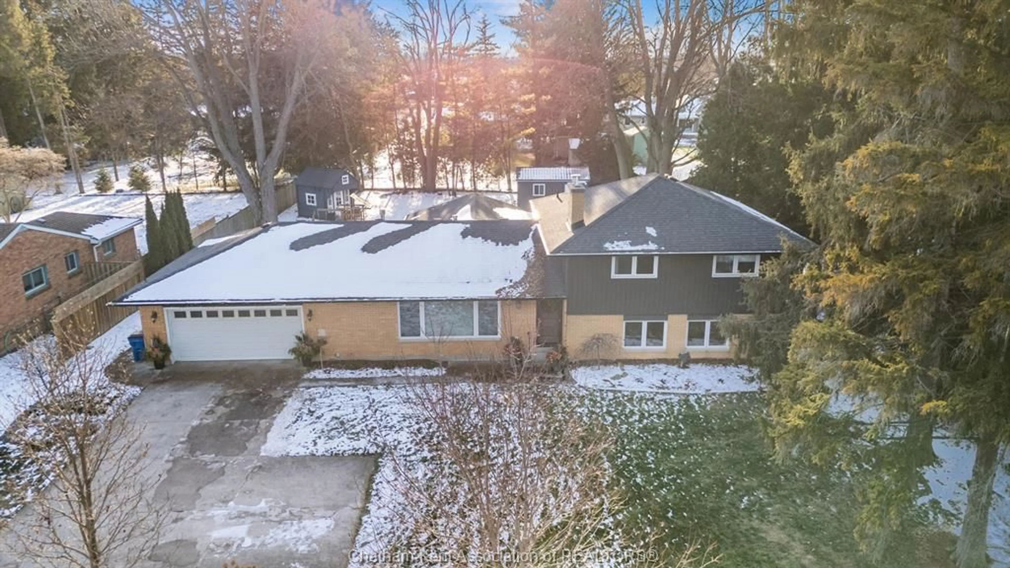 A pic from outside/outdoor area/front of a property/back of a property/a pic from drone, street for 32 Lynnwood Dr, Chatham Ontario N7M 5J4