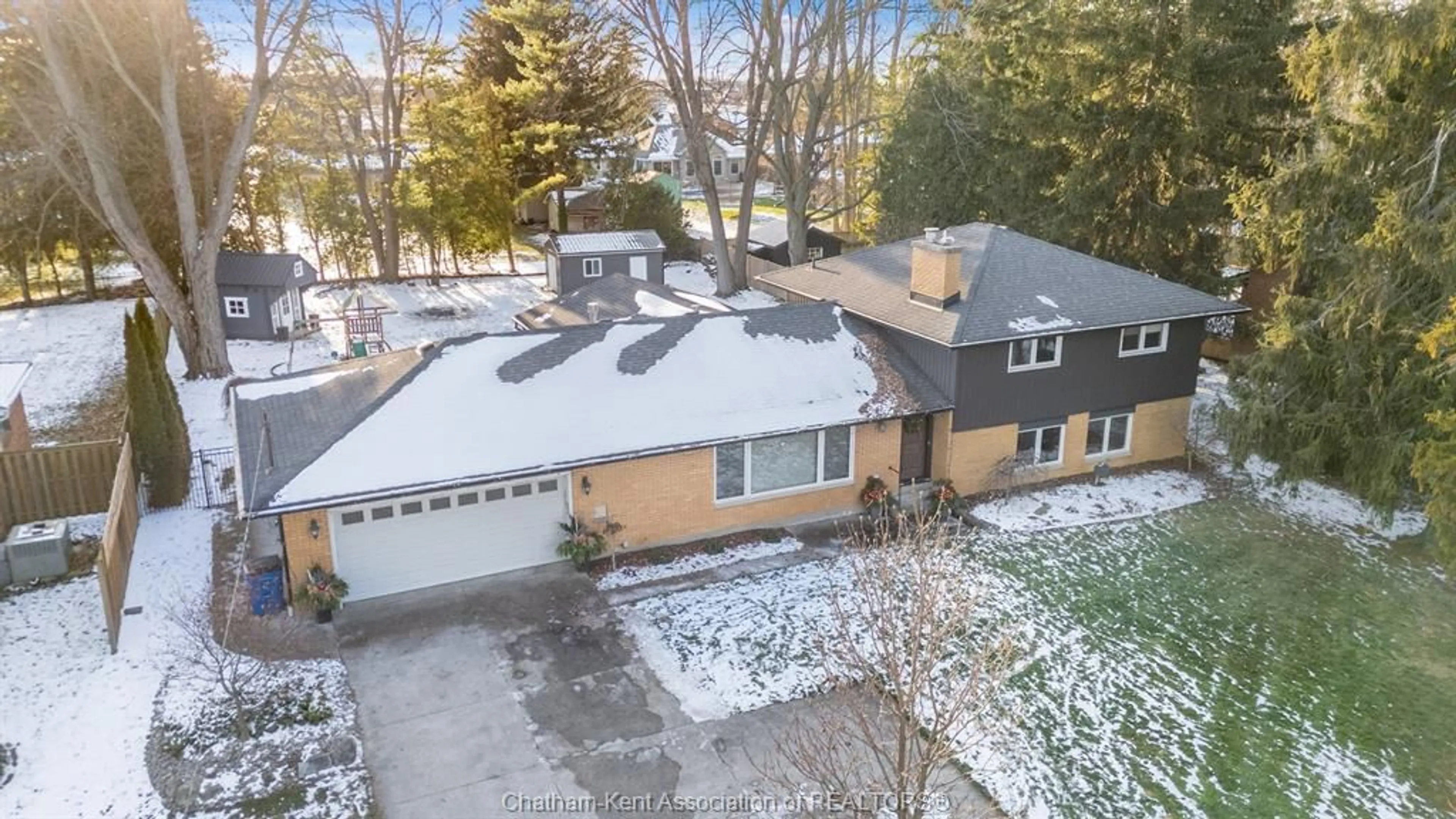 A pic from outside/outdoor area/front of a property/back of a property/a pic from drone, street for 32 Lynnwood Dr, Chatham Ontario N7M 5J4