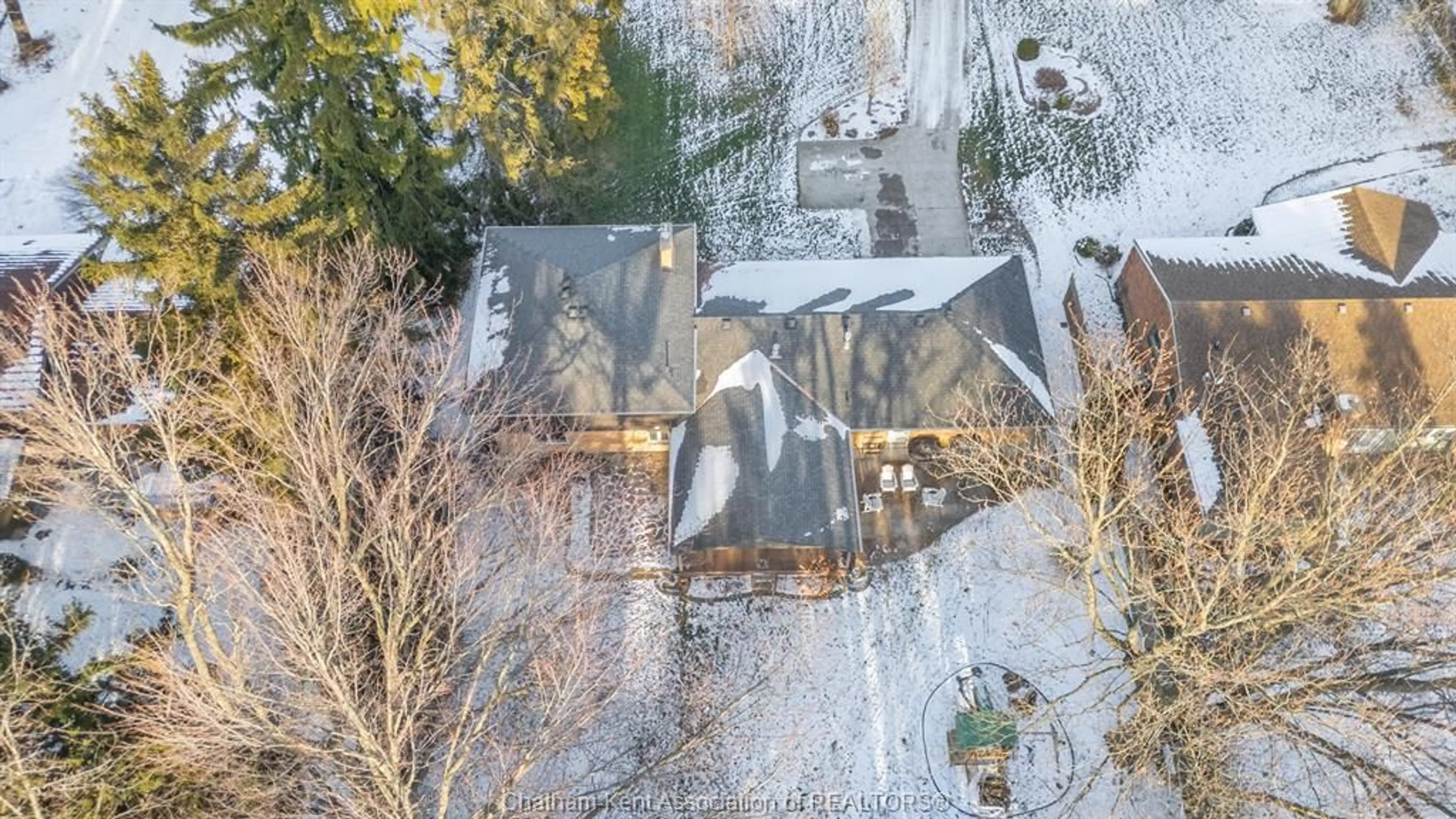 A pic from outside/outdoor area/front of a property/back of a property/a pic from drone, unknown for 32 Lynnwood Dr, Chatham Ontario N7M 5J4