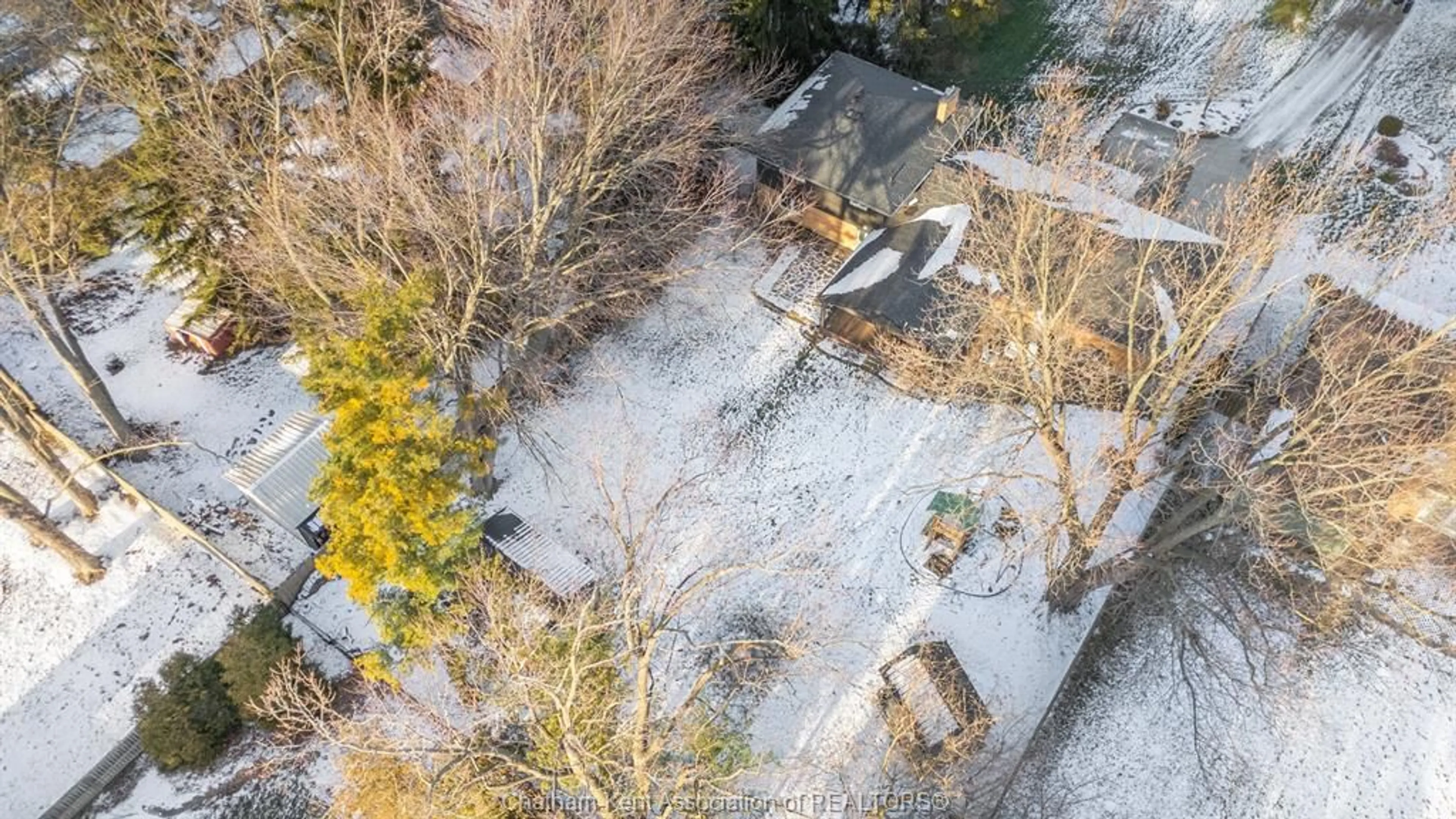 A pic from outside/outdoor area/front of a property/back of a property/a pic from drone, unknown for 32 Lynnwood Dr, Chatham Ontario N7M 5J4