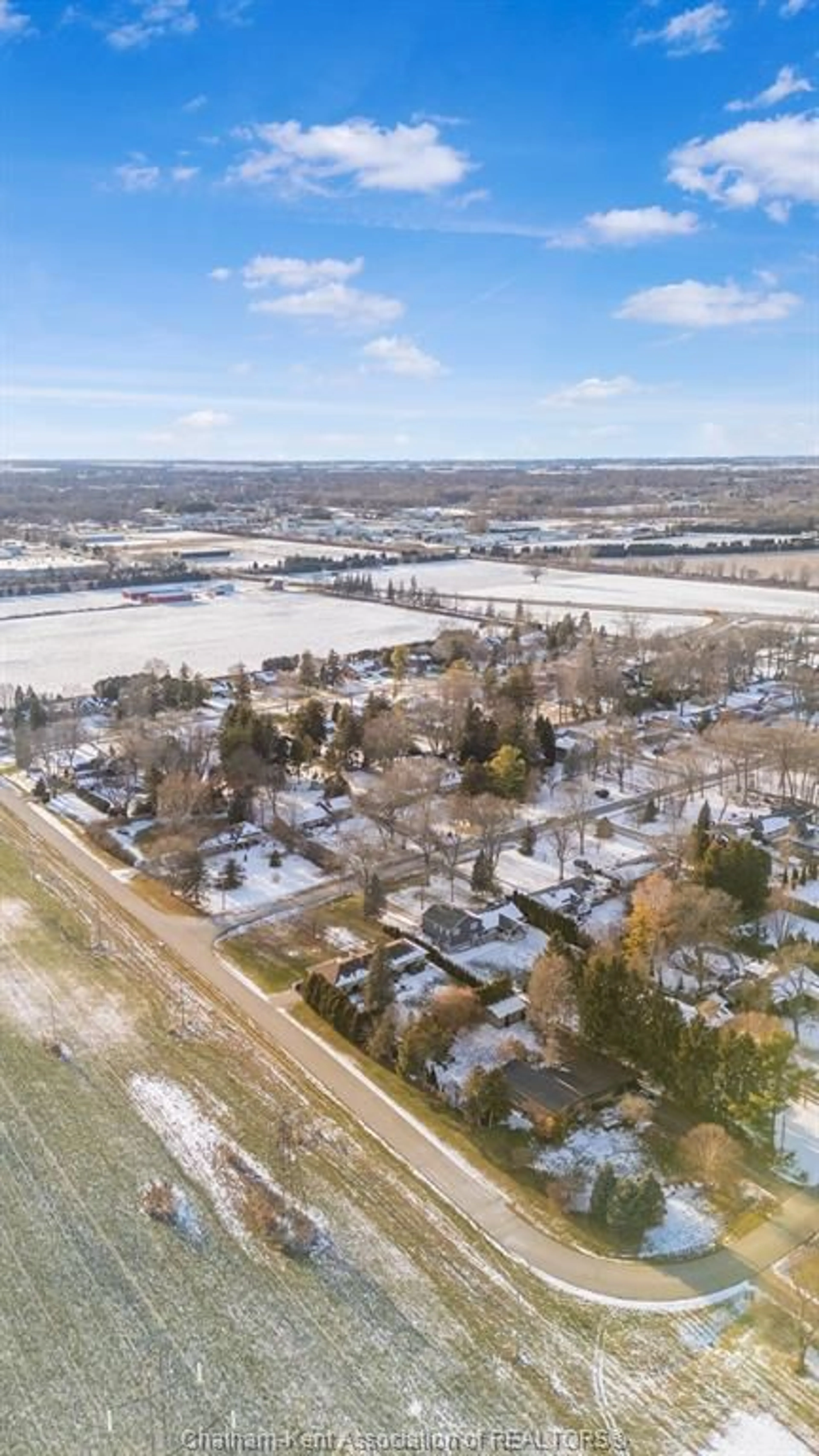 A pic from outside/outdoor area/front of a property/back of a property/a pic from drone, water/lake/river/ocean view for 32 Lynnwood Dr, Chatham Ontario N7M 5J4