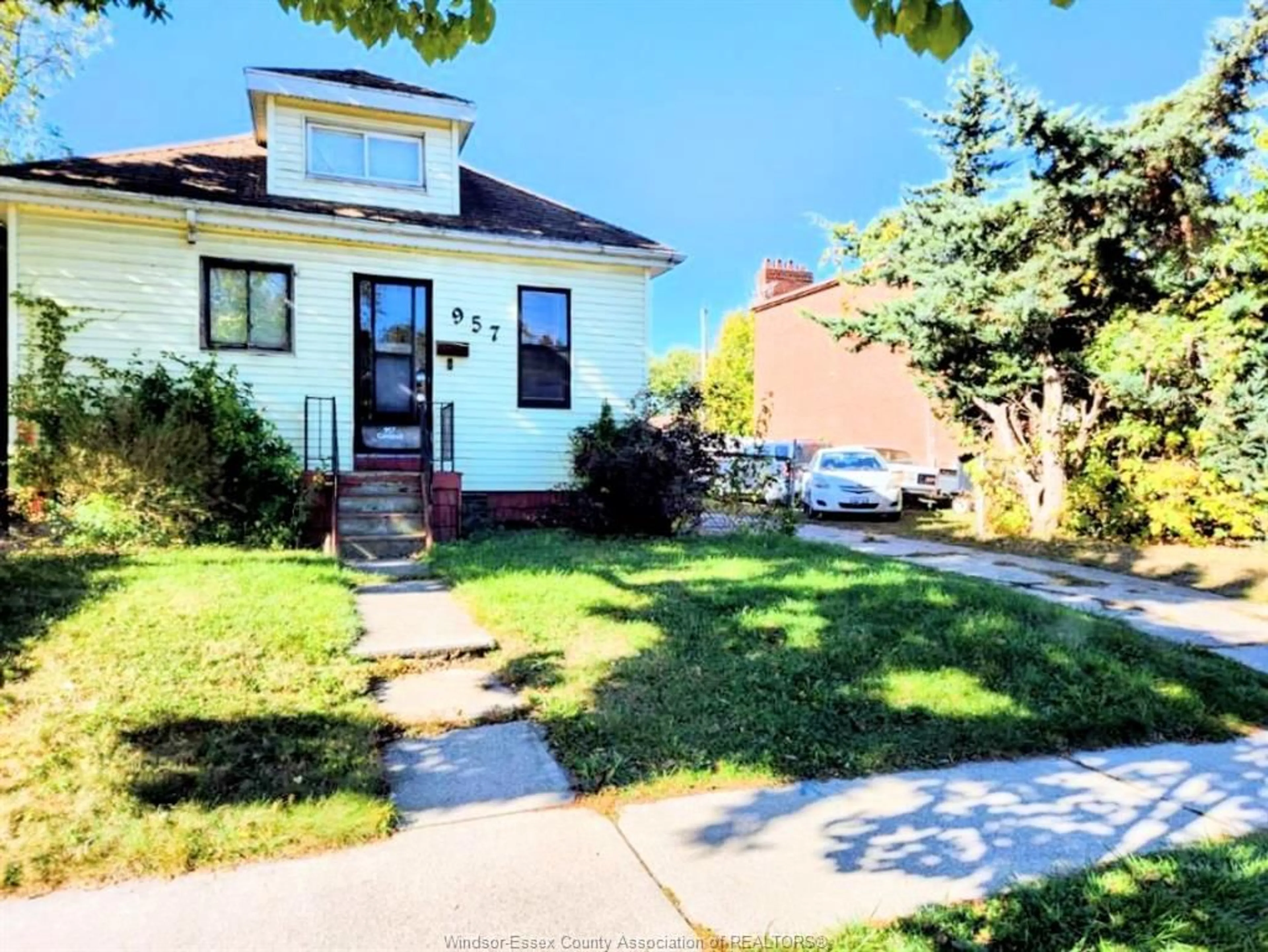 A pic from outside/outdoor area/front of a property/back of a property/a pic from drone, street for 957 Campbell Ave, Windsor Ontario N9B 2J4