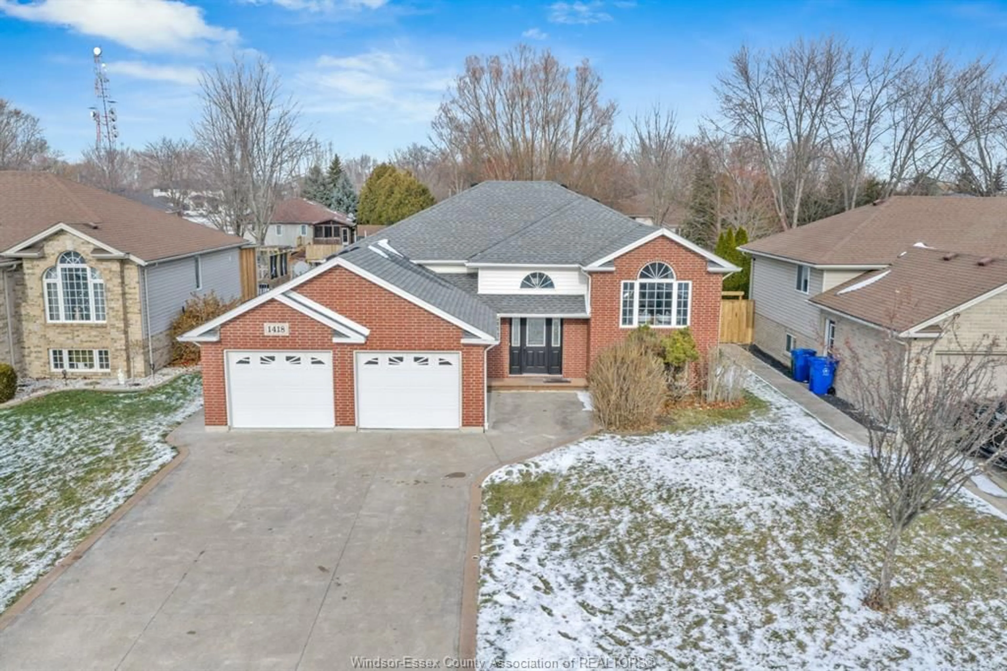 A pic from outside/outdoor area/front of a property/back of a property/a pic from drone, street for 1418 MCMAHON, Lakeshore Ontario N8L 0R1