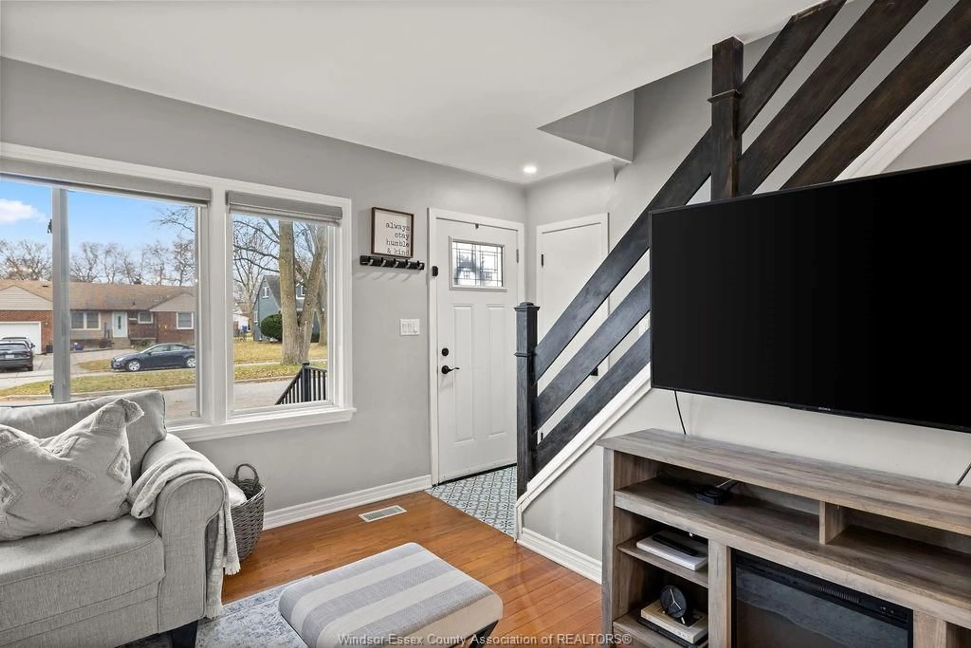 Indoor entryway for 3095 ACADEMY Dr, Windsor Ontario N9E 2H5