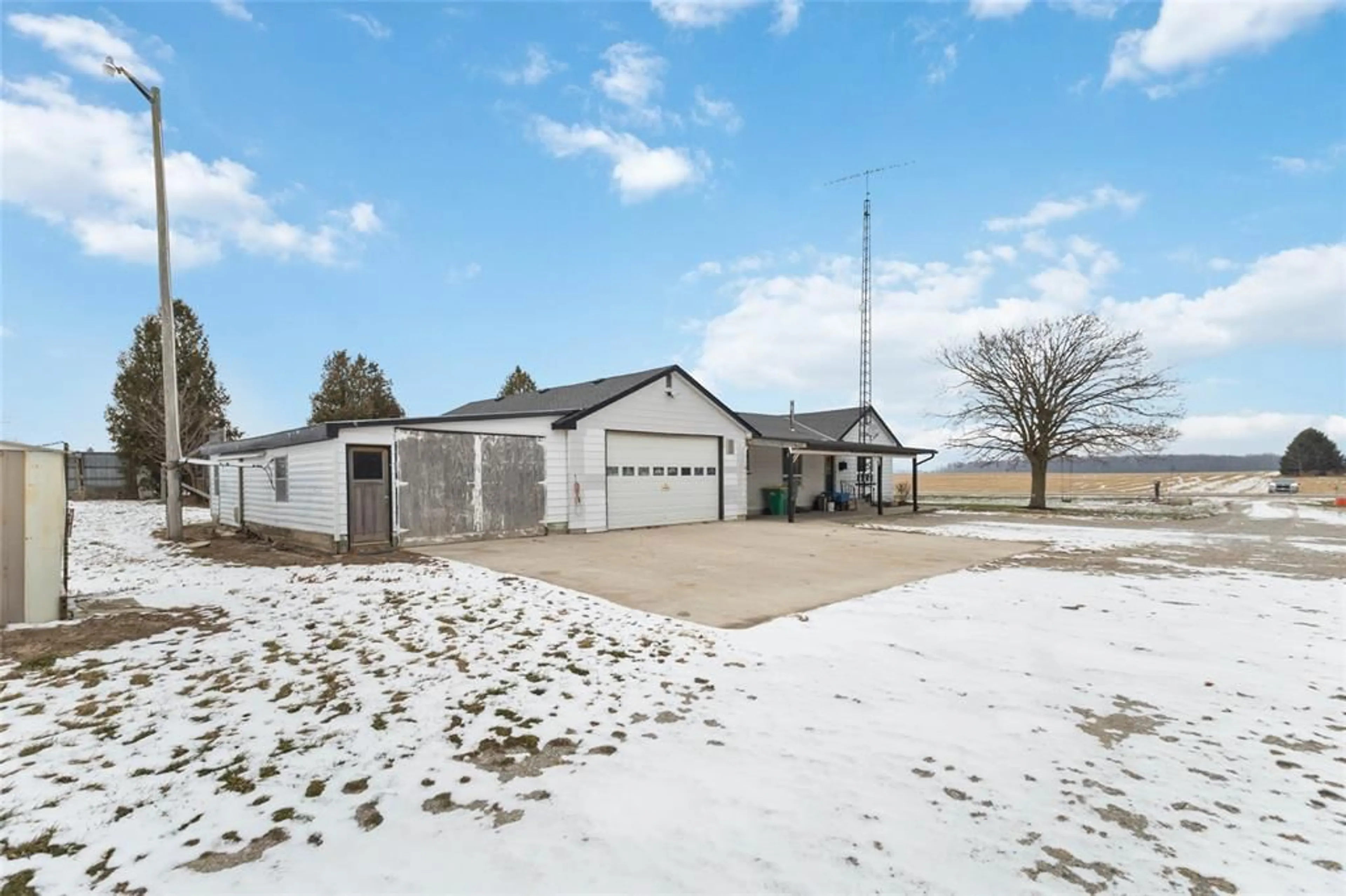 A pic from outside/outdoor area/front of a property/back of a property/a pic from drone, unknown for 22821 Thames Rd, Appin Ontario N0L 1A0