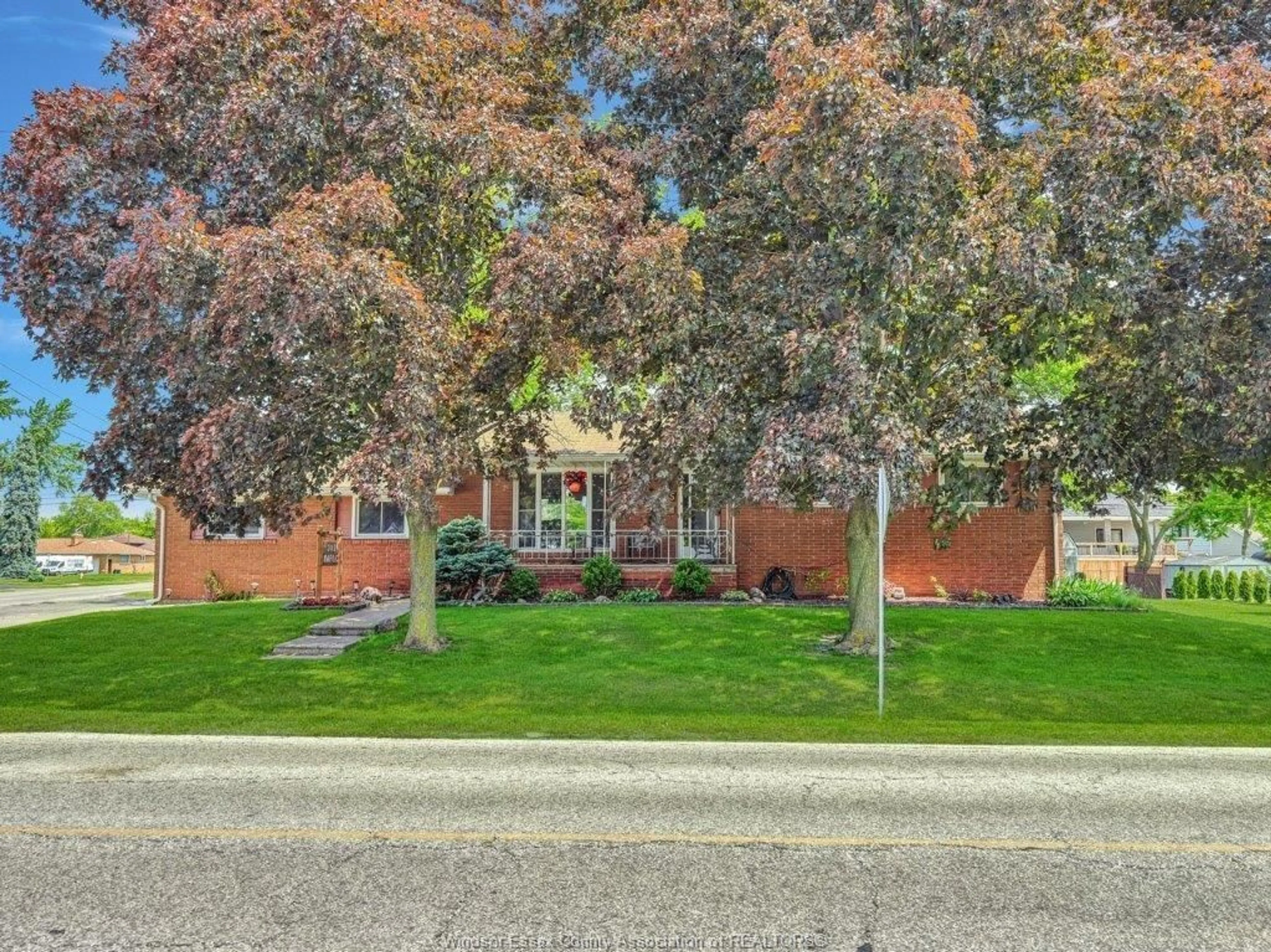 A pic from outside/outdoor area/front of a property/back of a property/a pic from drone, street for 305 MAPLE Ave, LaSalle Ontario N9J 1P1