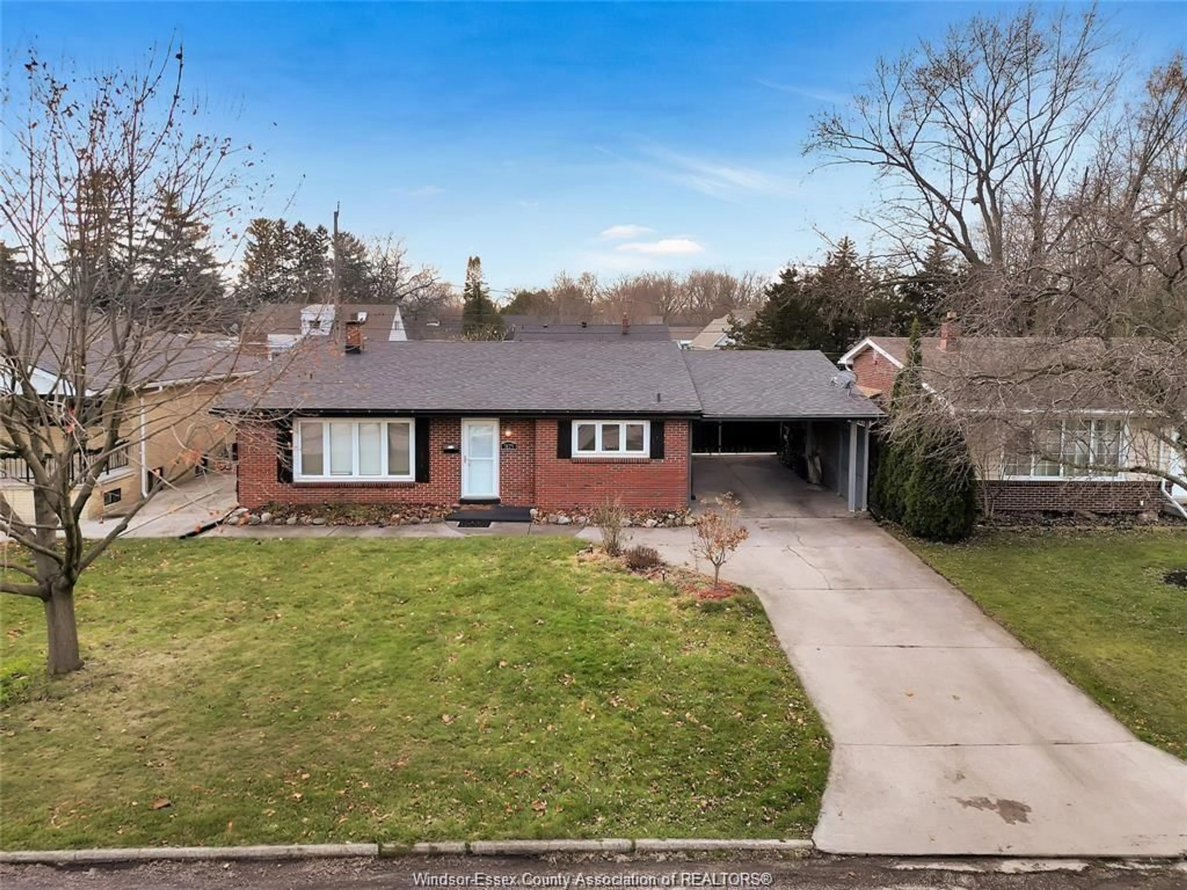 A pic from outside/outdoor area/front of a property/back of a property/a pic from drone, street for 3175 VIRGINIA PARK Ave, Windsor Ontario N9E 2C1