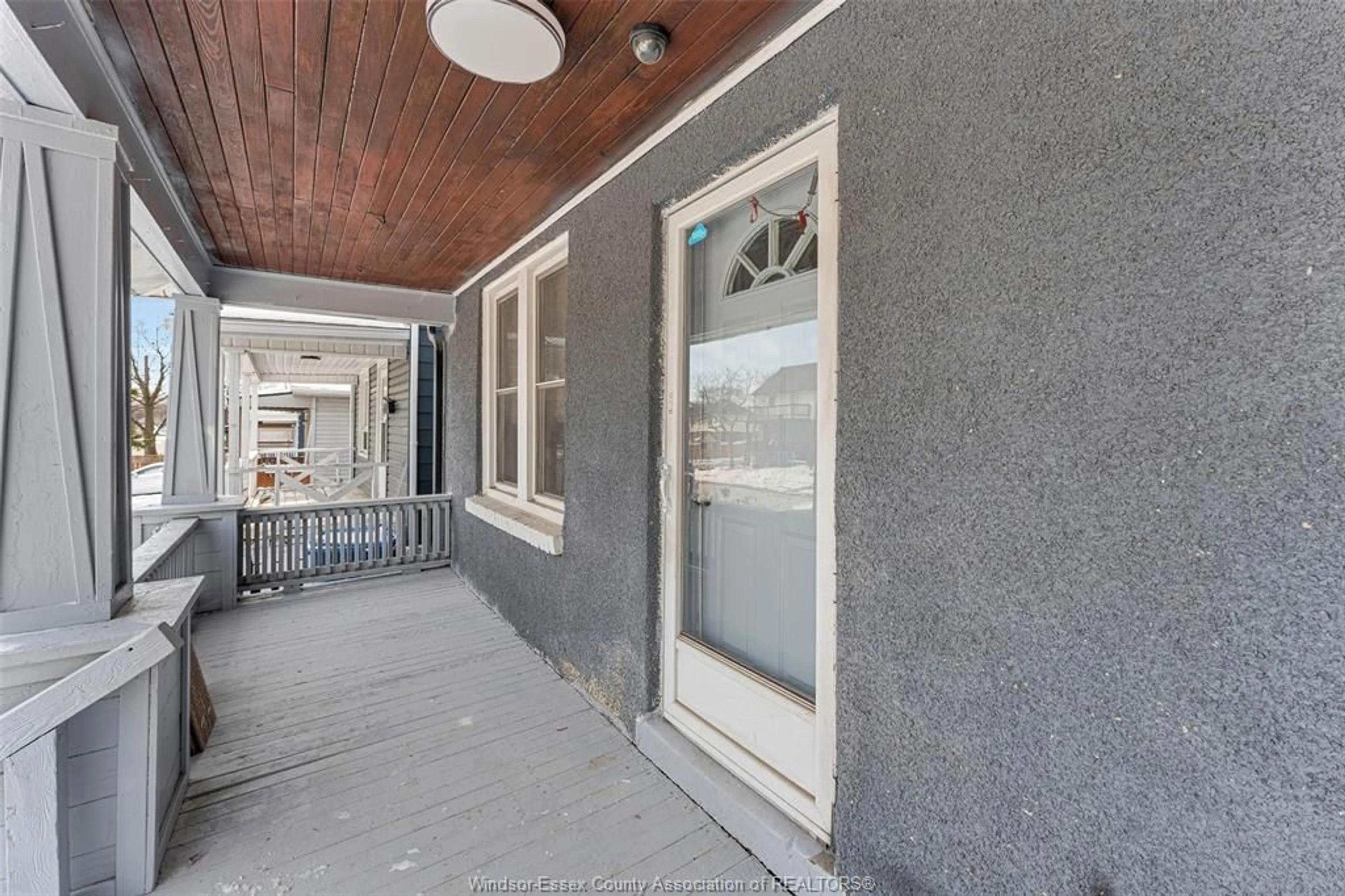 Indoor entryway for 1127 WELLINGTON Ave, Windsor Ontario N9A 5K2