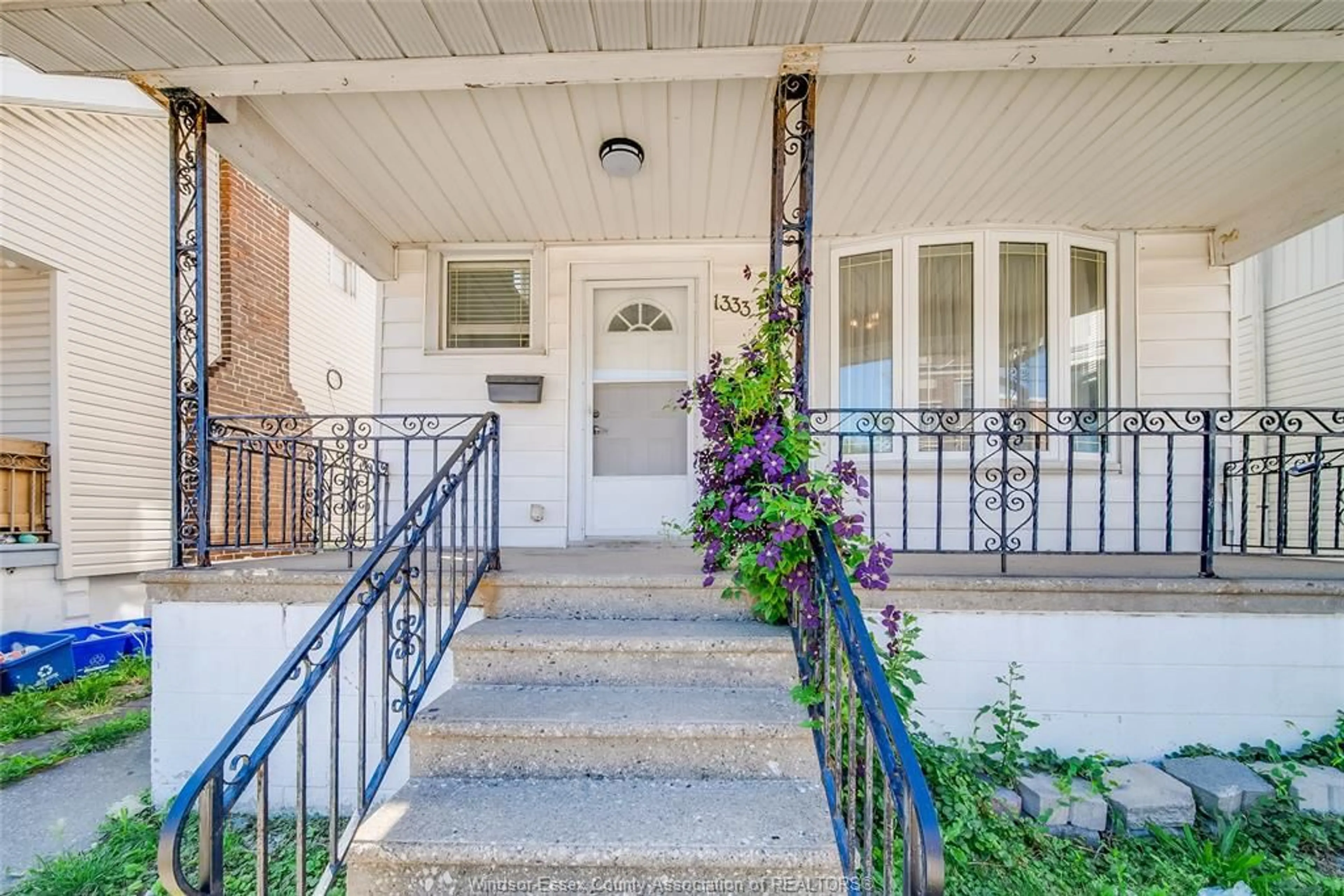 Indoor entryway for 1333 WYANDOTTE St, Windsor Ontario N9B 1H3
