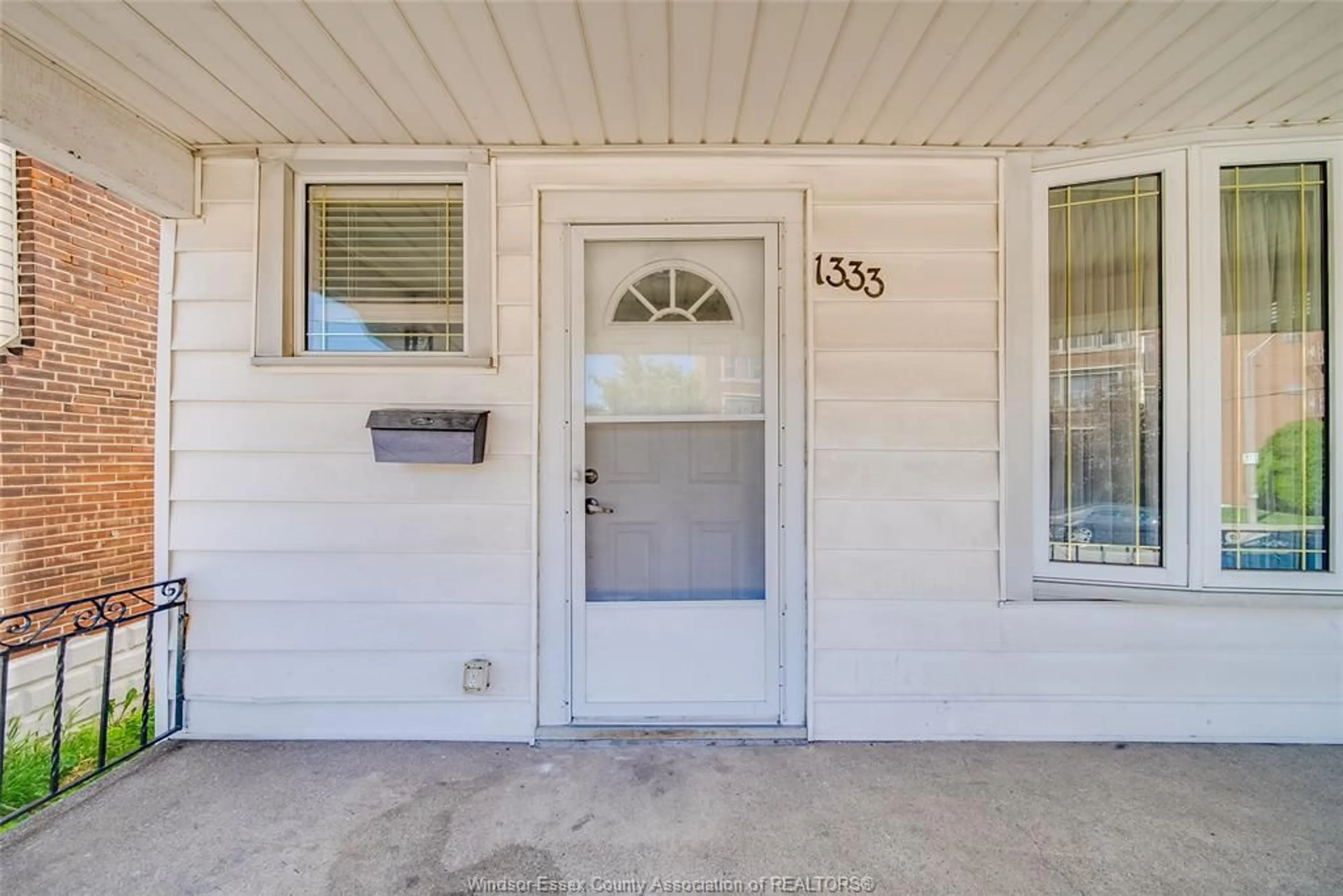 Indoor entryway for 1333 WYANDOTTE St, Windsor Ontario N9B 1H3