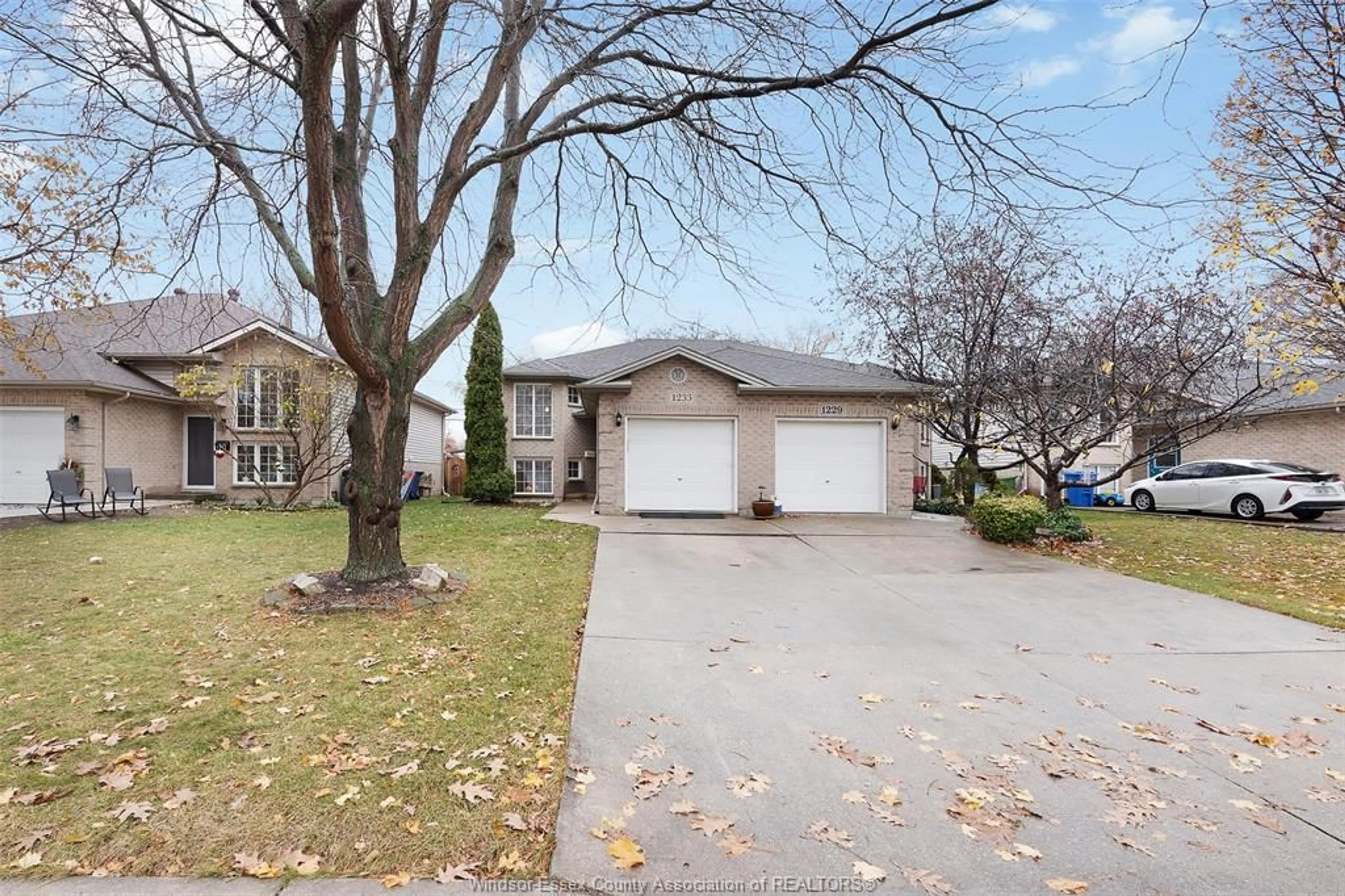 A pic from outside/outdoor area/front of a property/back of a property/a pic from drone, street for 1233 ST. PAUL Ave, Windsor Ontario N8S 4T6