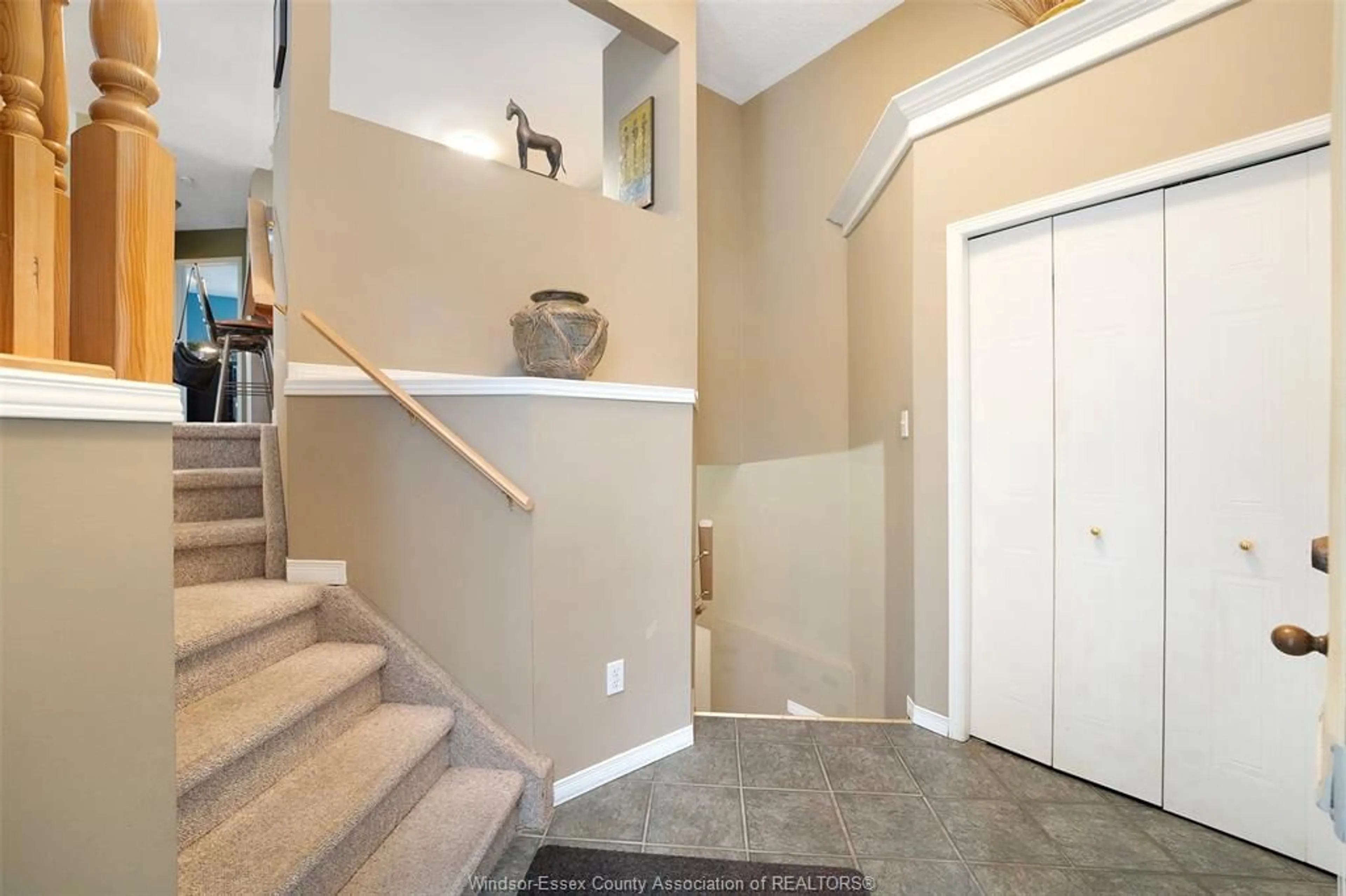 Indoor entryway for 1233 ST. PAUL Ave, Windsor Ontario N8S 4T6