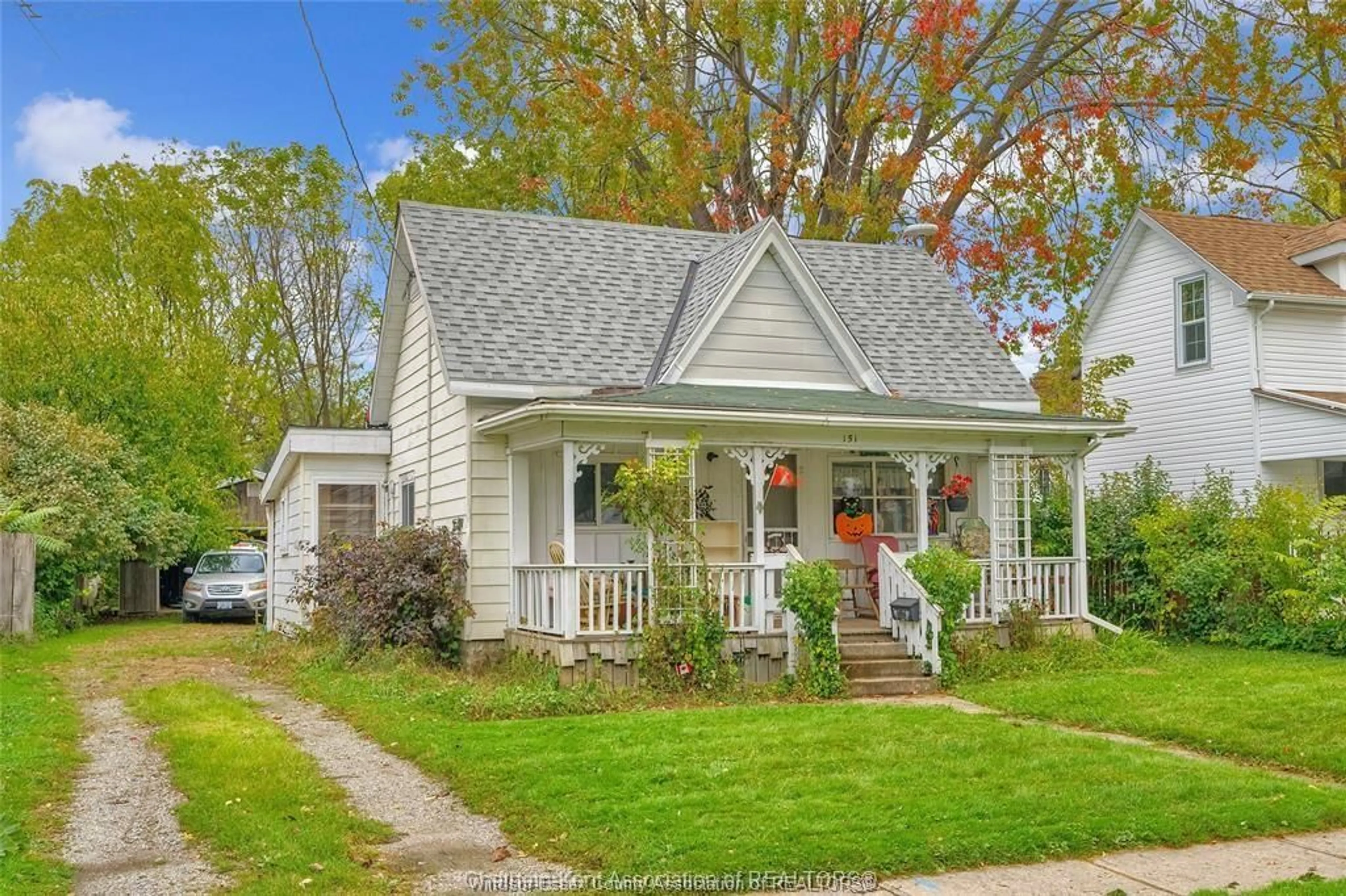 Home with vinyl exterior material, street for 151 WELLINGTON St, Chatham Ontario N7M 3P2