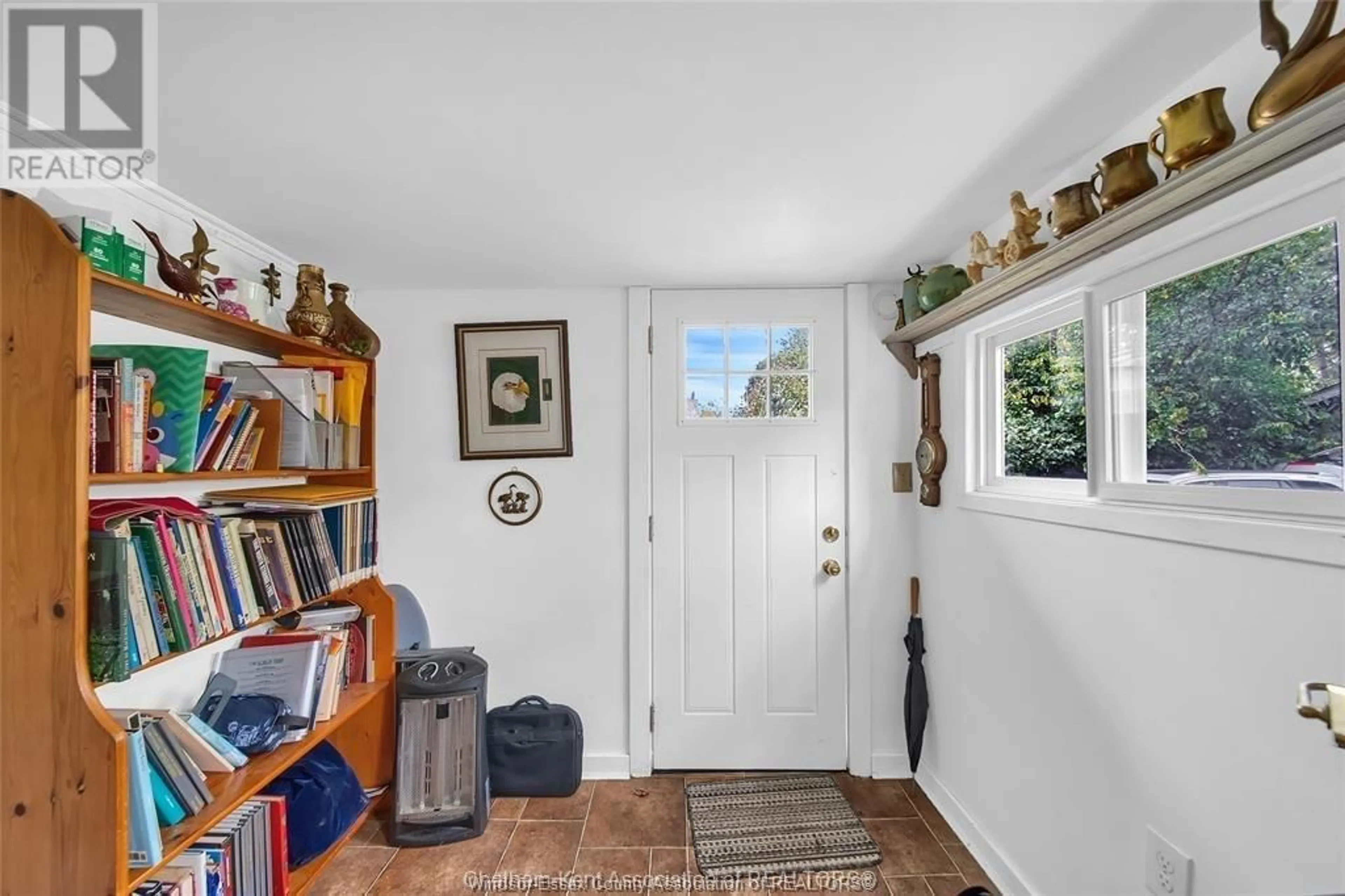 Indoor entryway for 151 WELLINGTON St, Chatham Ontario N7M 3P2