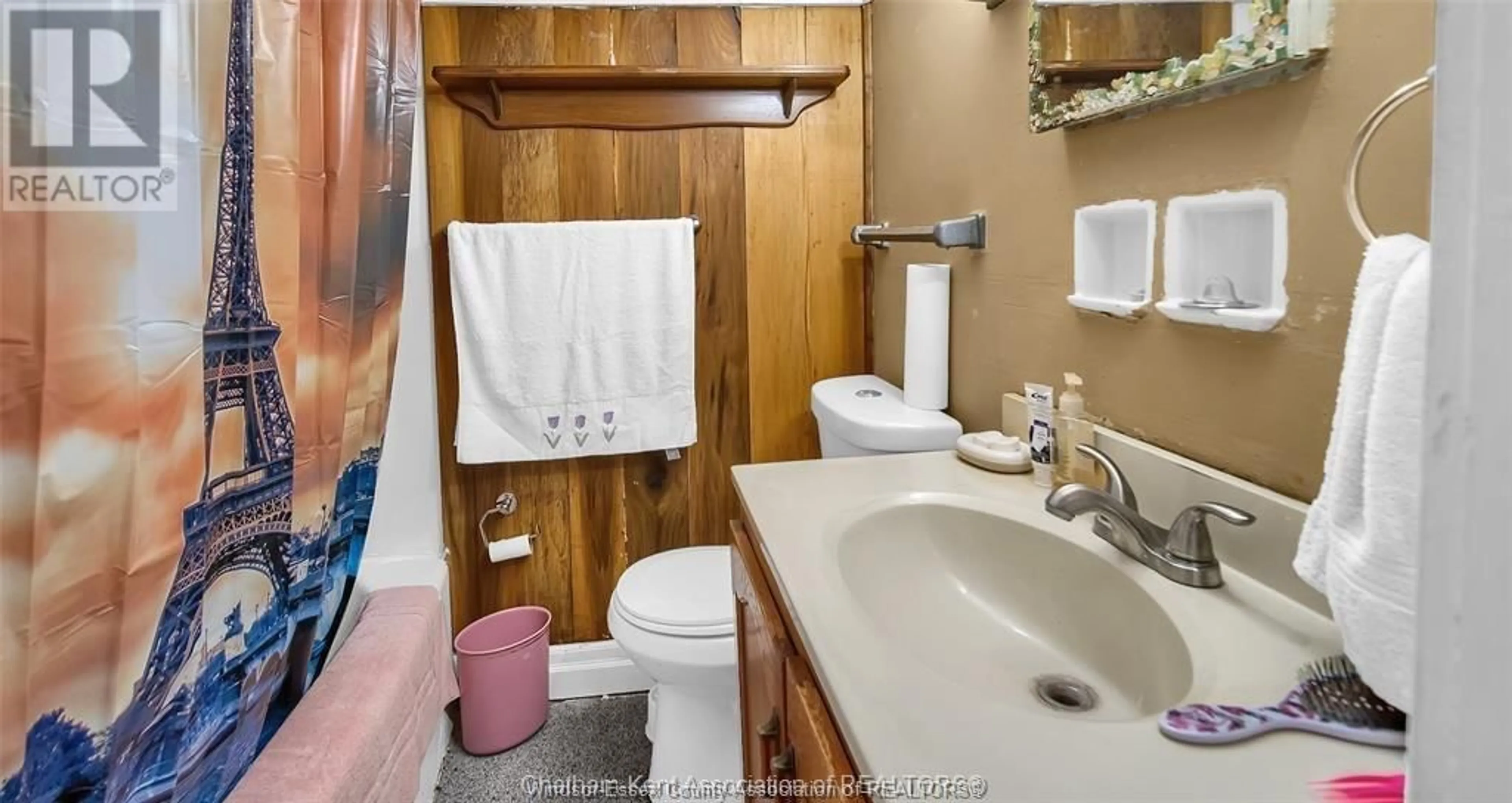 Standard bathroom, ceramic/tile floor for 151 WELLINGTON St, Chatham Ontario N7M 3P2