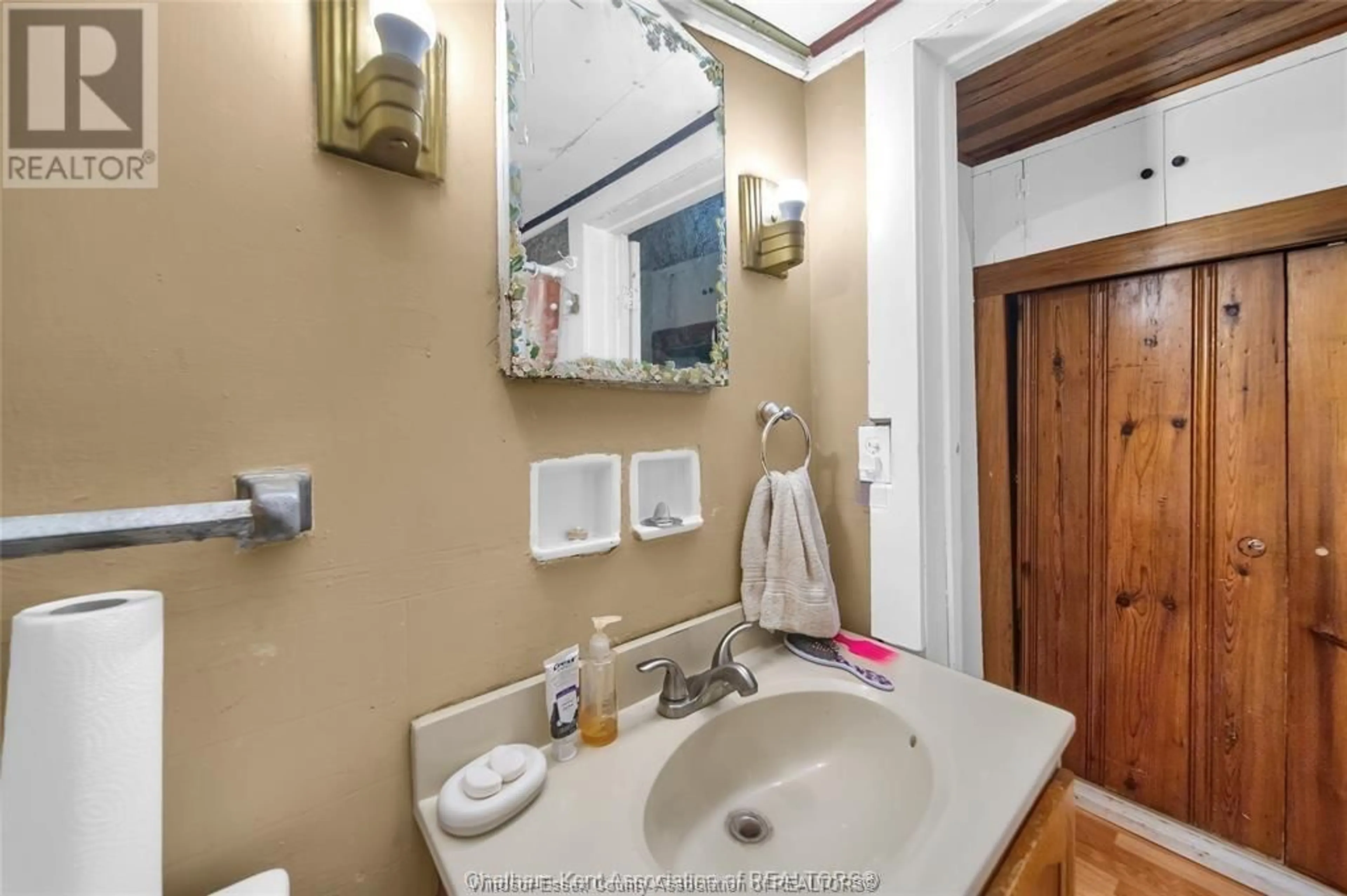 Standard bathroom, ceramic/tile floor for 151 WELLINGTON St, Chatham Ontario N7M 3P2