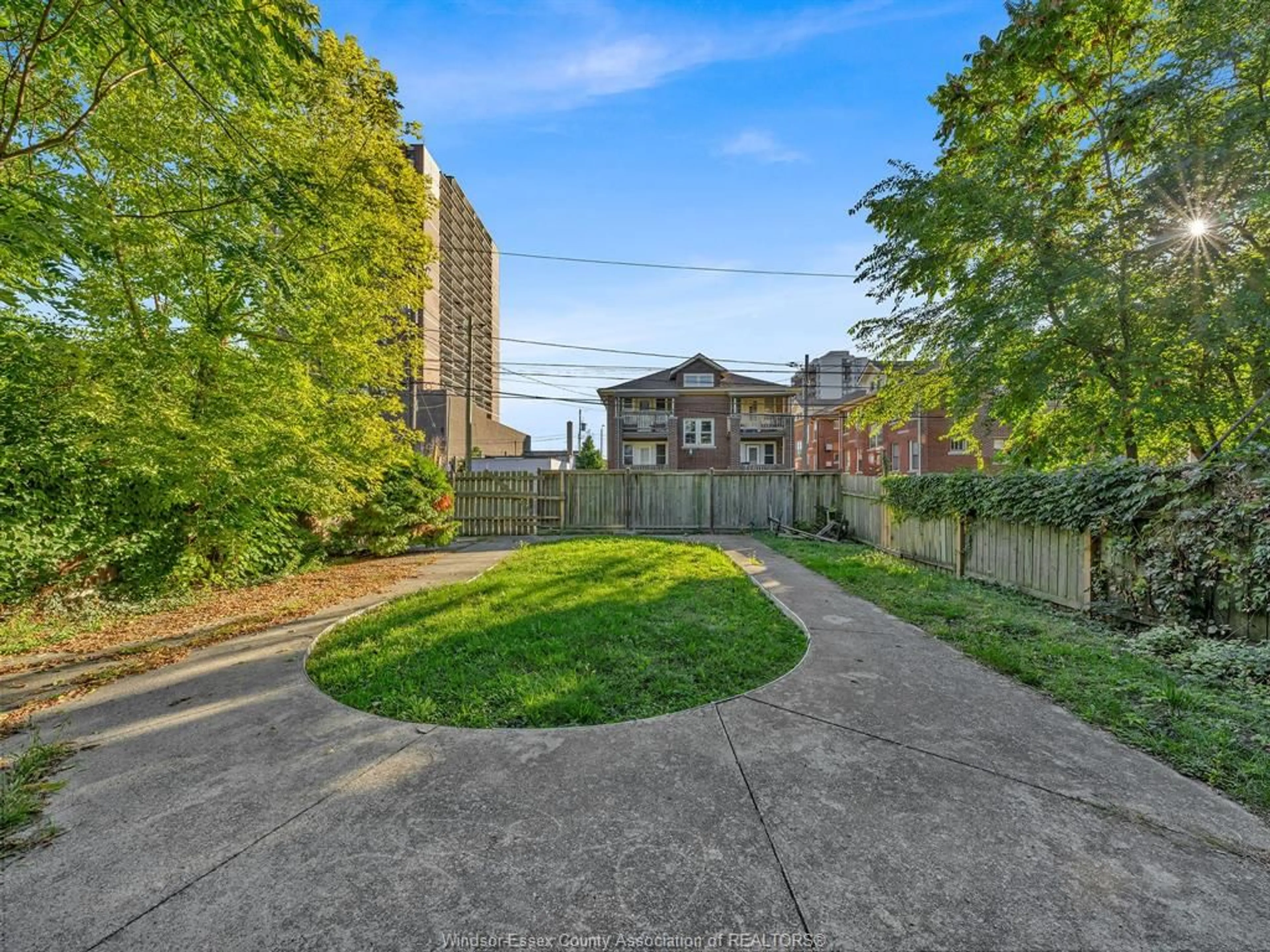 A pic from outside/outdoor area/front of a property/back of a property/a pic from drone, street for 762 VICTORIA Ave, Windsor Ontario N9A 4N2