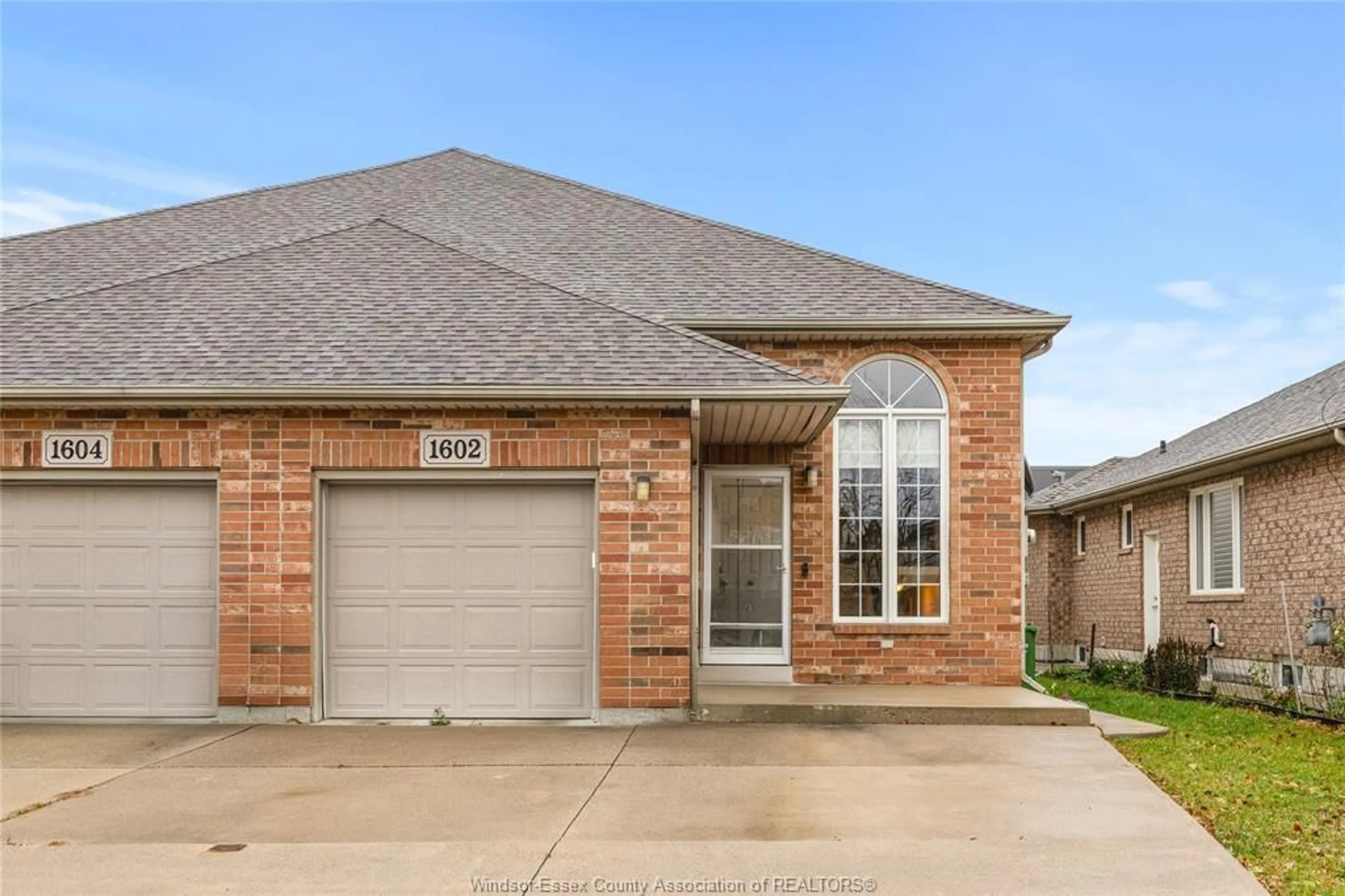 Home with brick exterior material, street for 1602 HEATHERGLEN Cres, Tecumseh Ontario N8N 5B5
