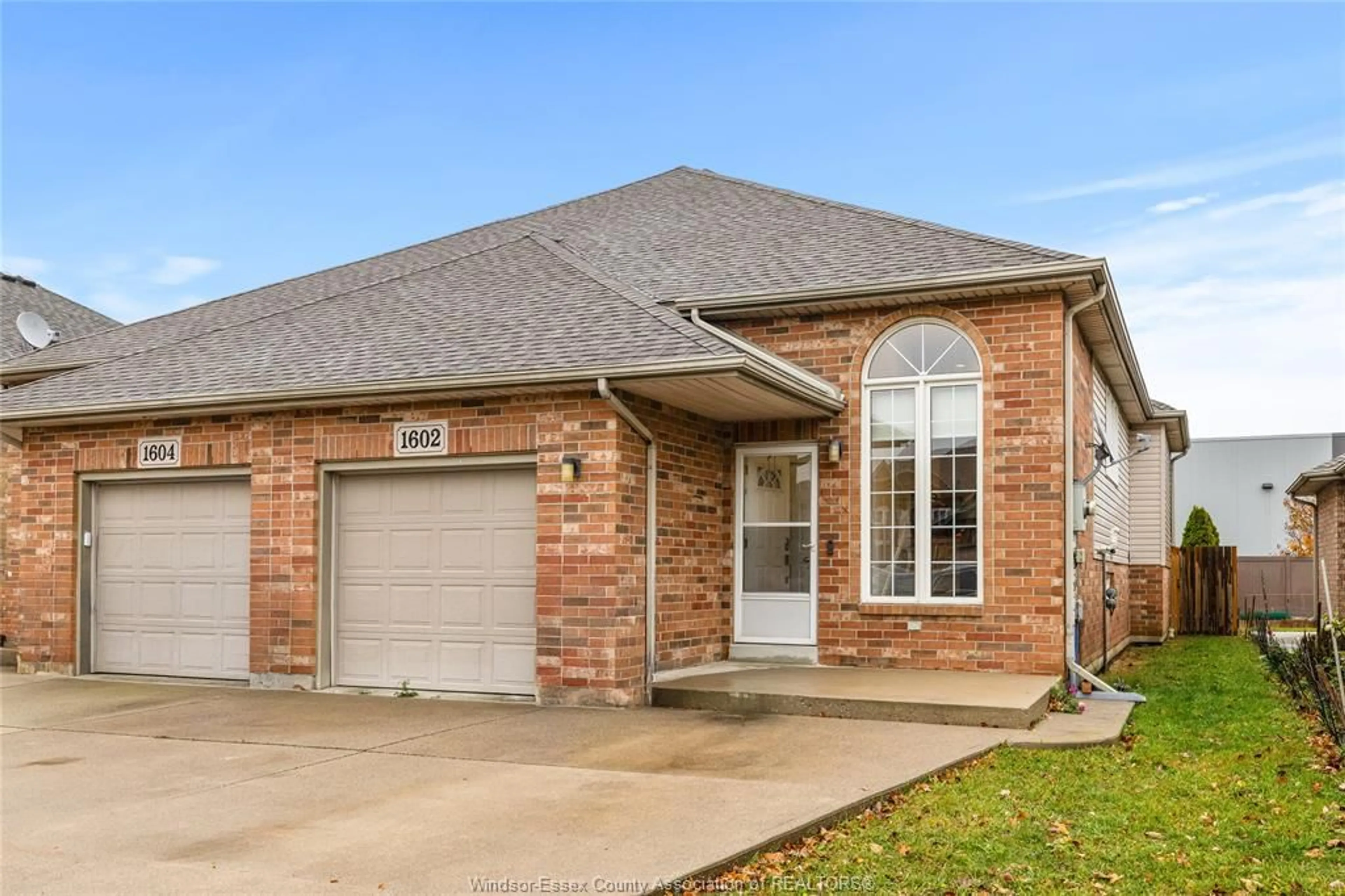 Home with brick exterior material, street for 1602 HEATHERGLEN Cres, Tecumseh Ontario N8N 5B5
