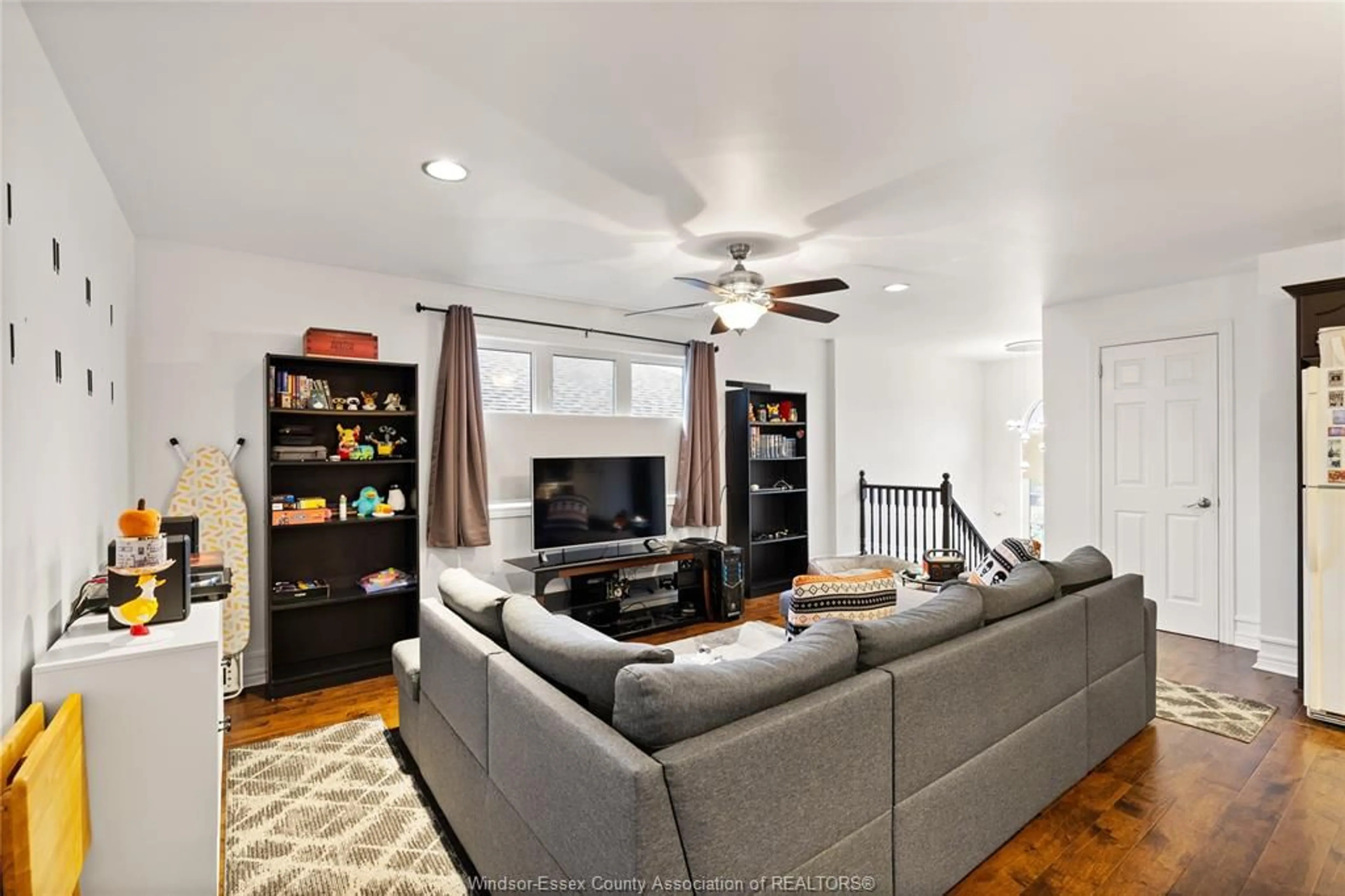 Living room with furniture, unknown for 1602 HEATHERGLEN Cres, Tecumseh Ontario N8N 5B5