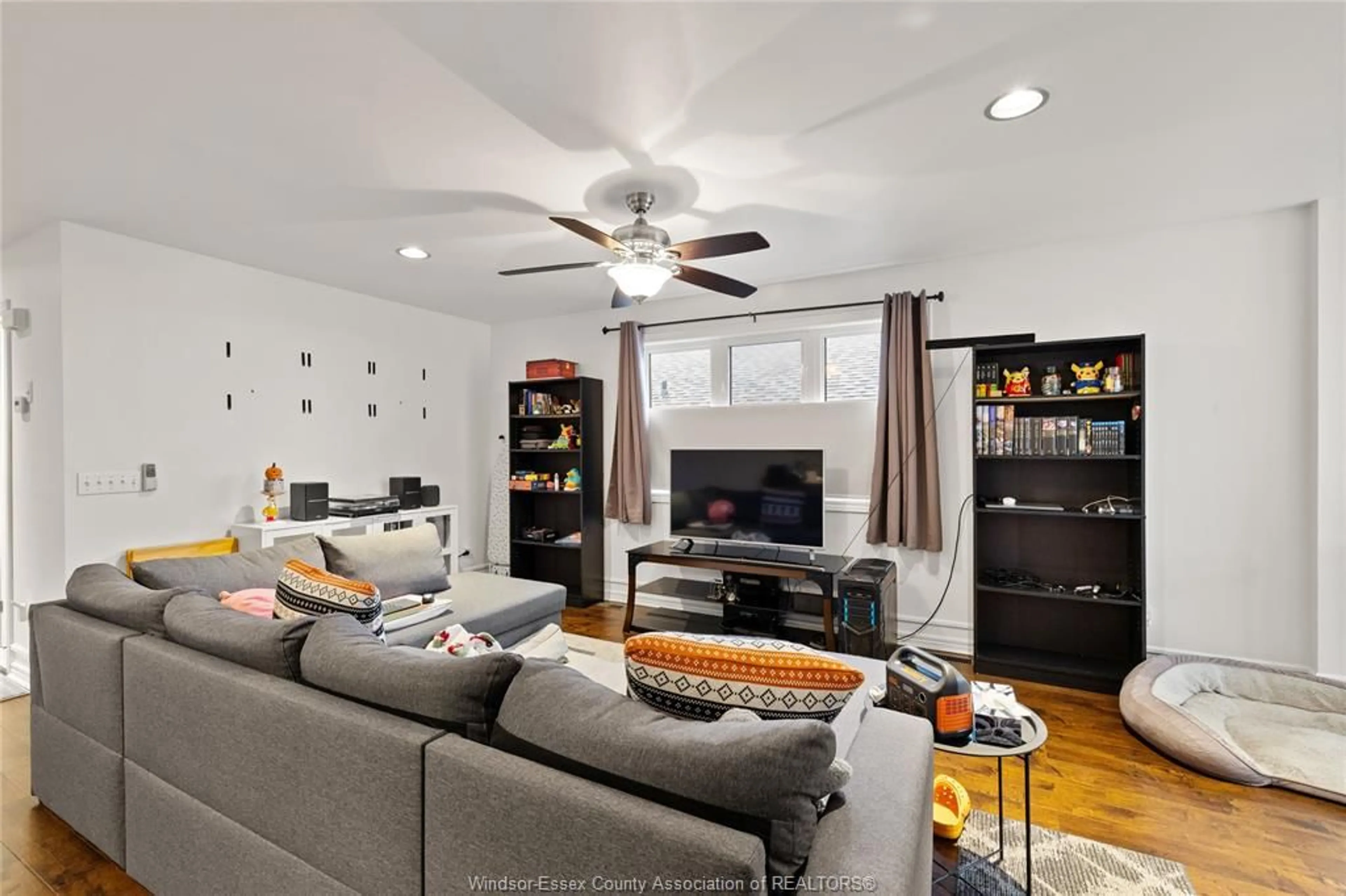 Living room with furniture, unknown for 1602 HEATHERGLEN Cres, Tecumseh Ontario N8N 5B5