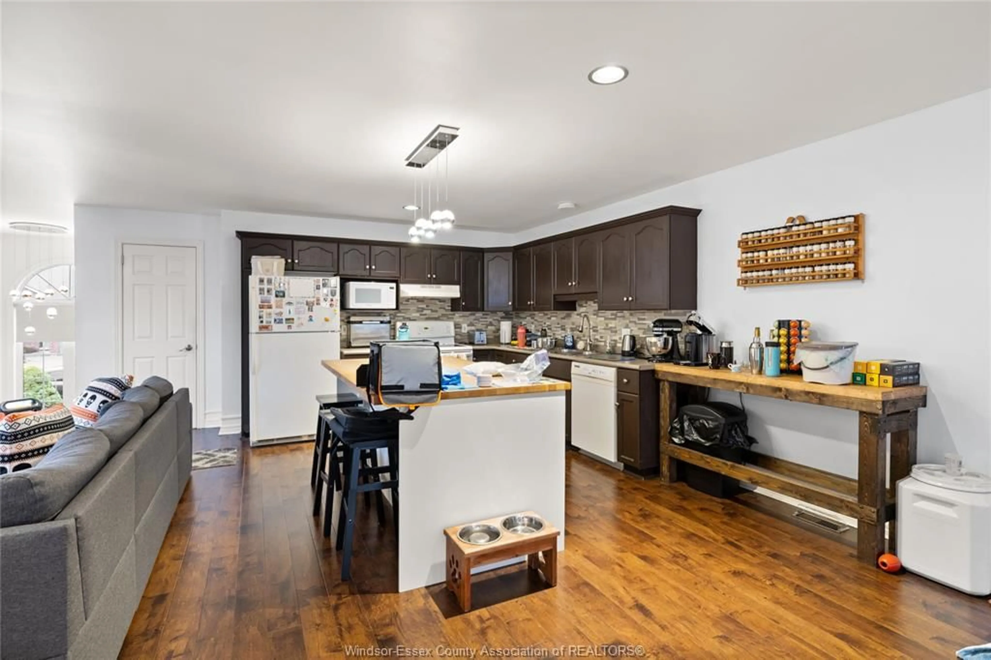 Open concept kitchen, unknown for 1602 HEATHERGLEN Cres, Tecumseh Ontario N8N 5B5