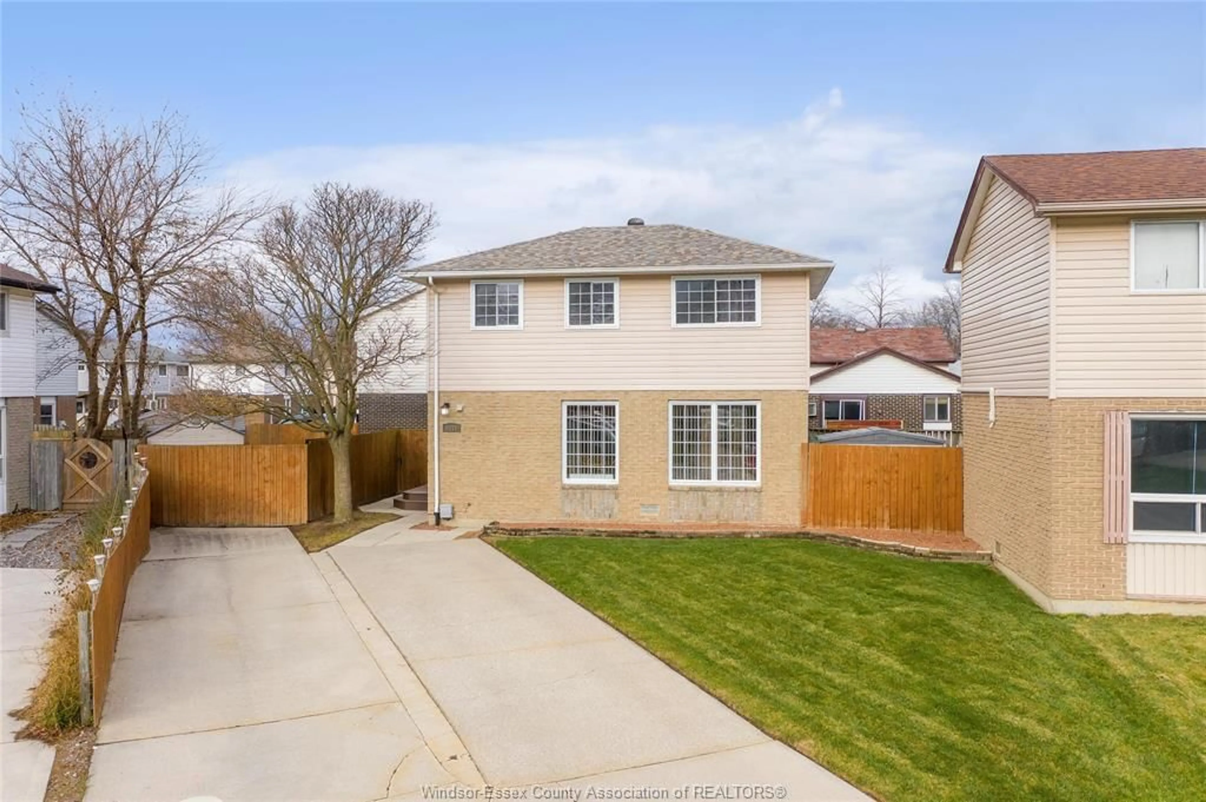 A pic from outside/outdoor area/front of a property/back of a property/a pic from drone, street for 9318 BAYSWATER Crt, Windsor Ontario N8S 4L1