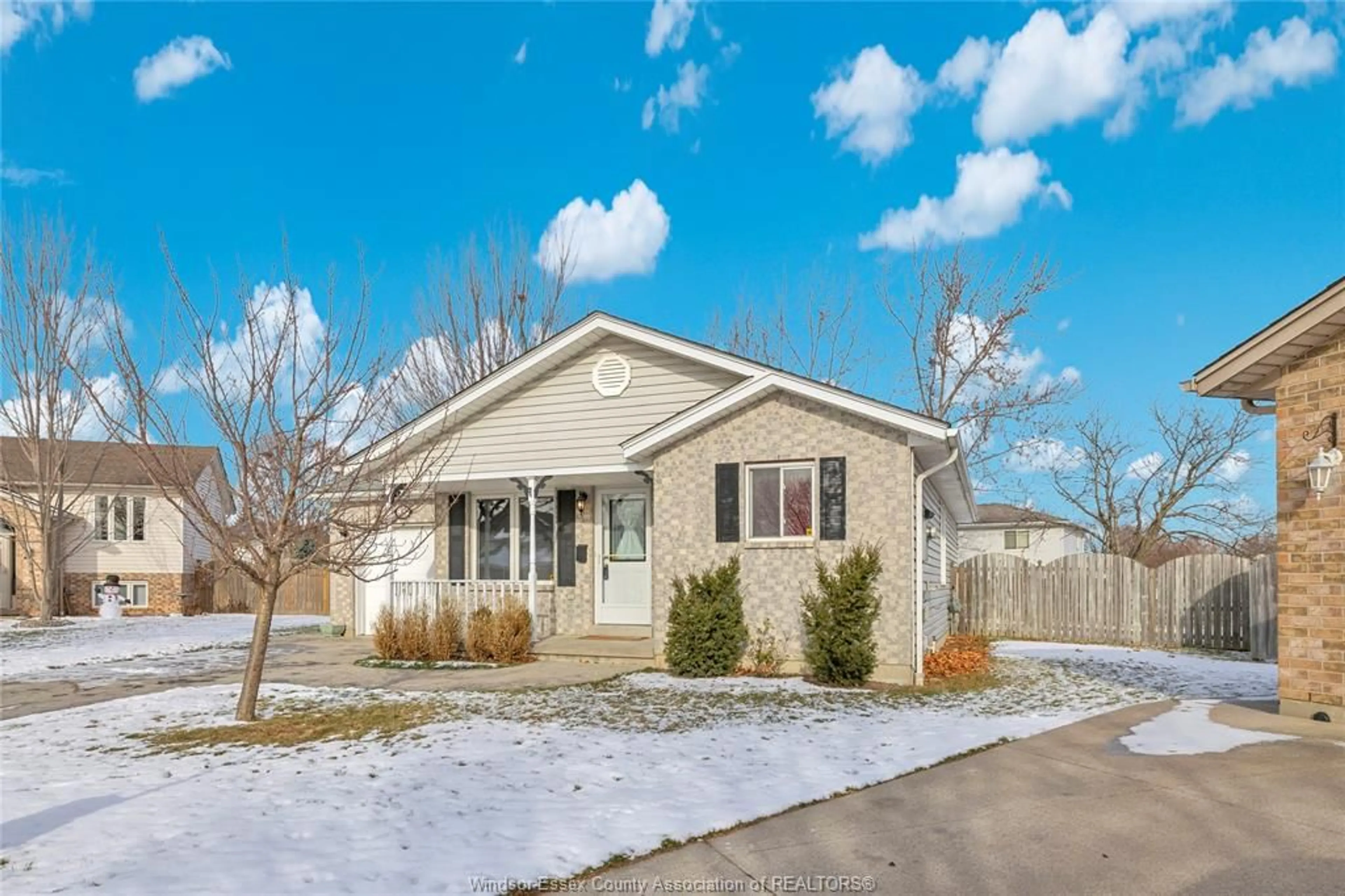 Home with vinyl exterior material, street for 31 ALLEN Crt, Amherstburg Ontario N9V 3Z4