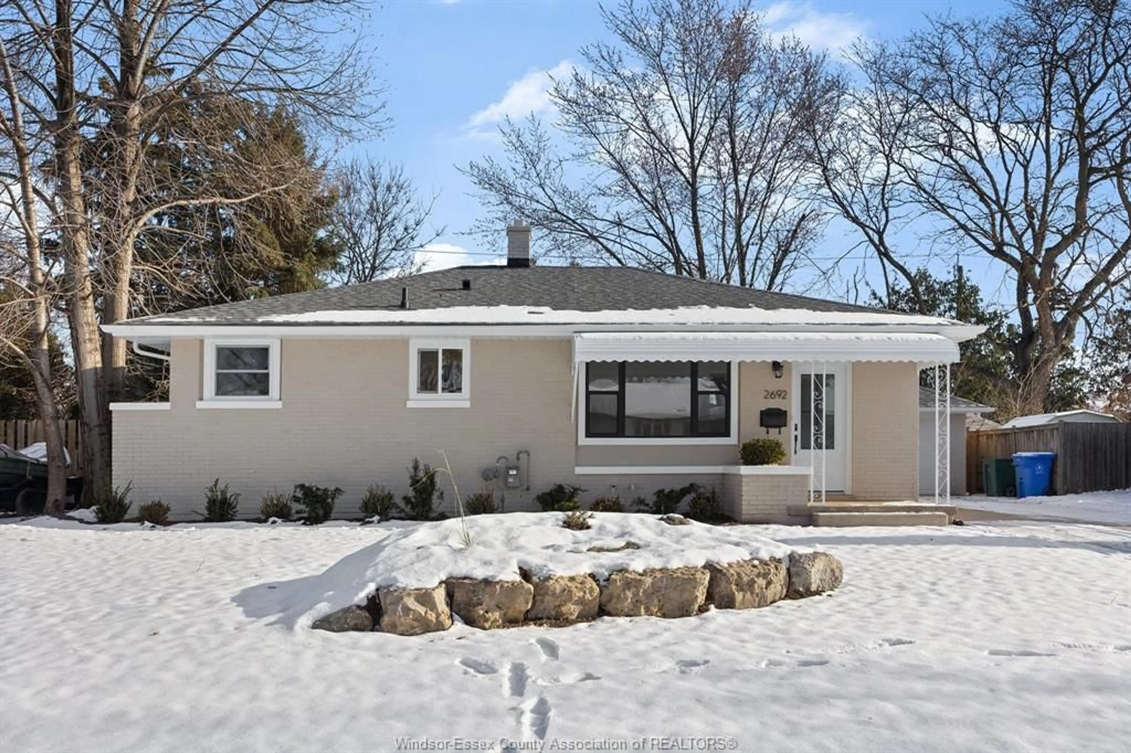 Home with vinyl exterior material, street for 2692 EVERTS, Windsor Ontario N9E 2V1