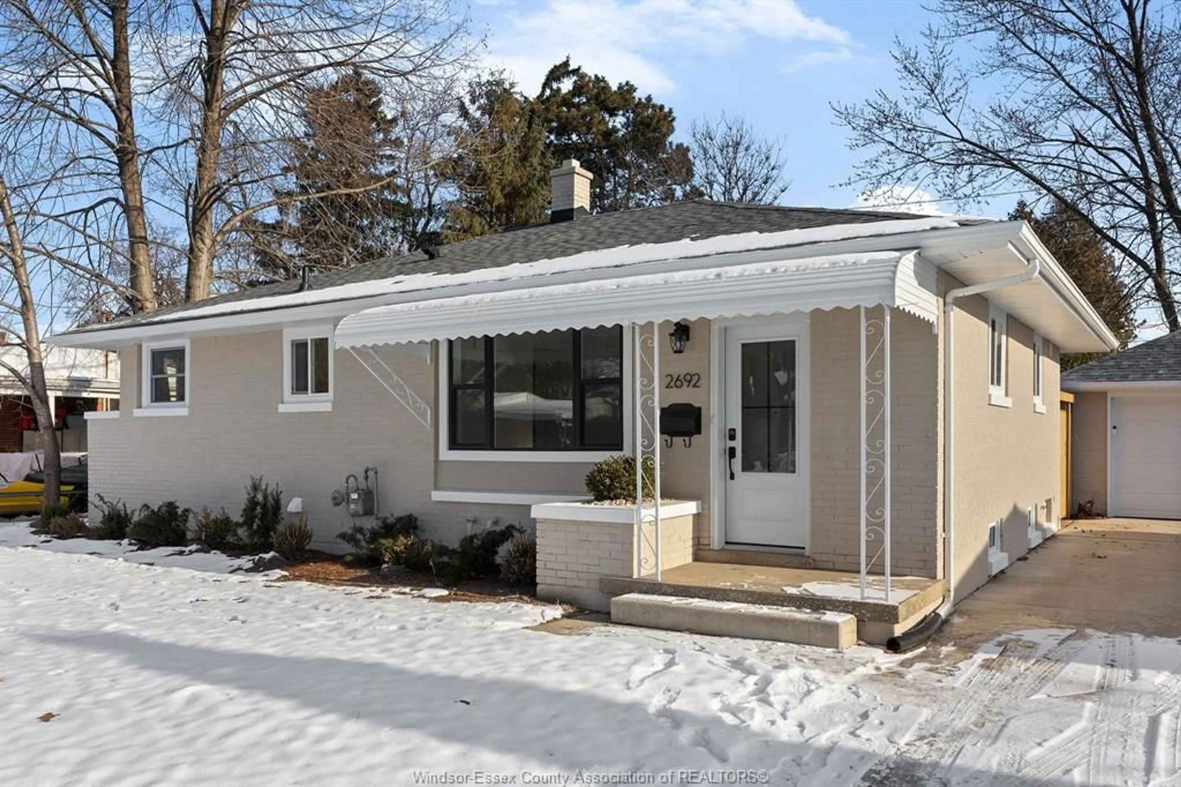 Home with vinyl exterior material, street for 2692 EVERTS, Windsor Ontario N9E 2V1