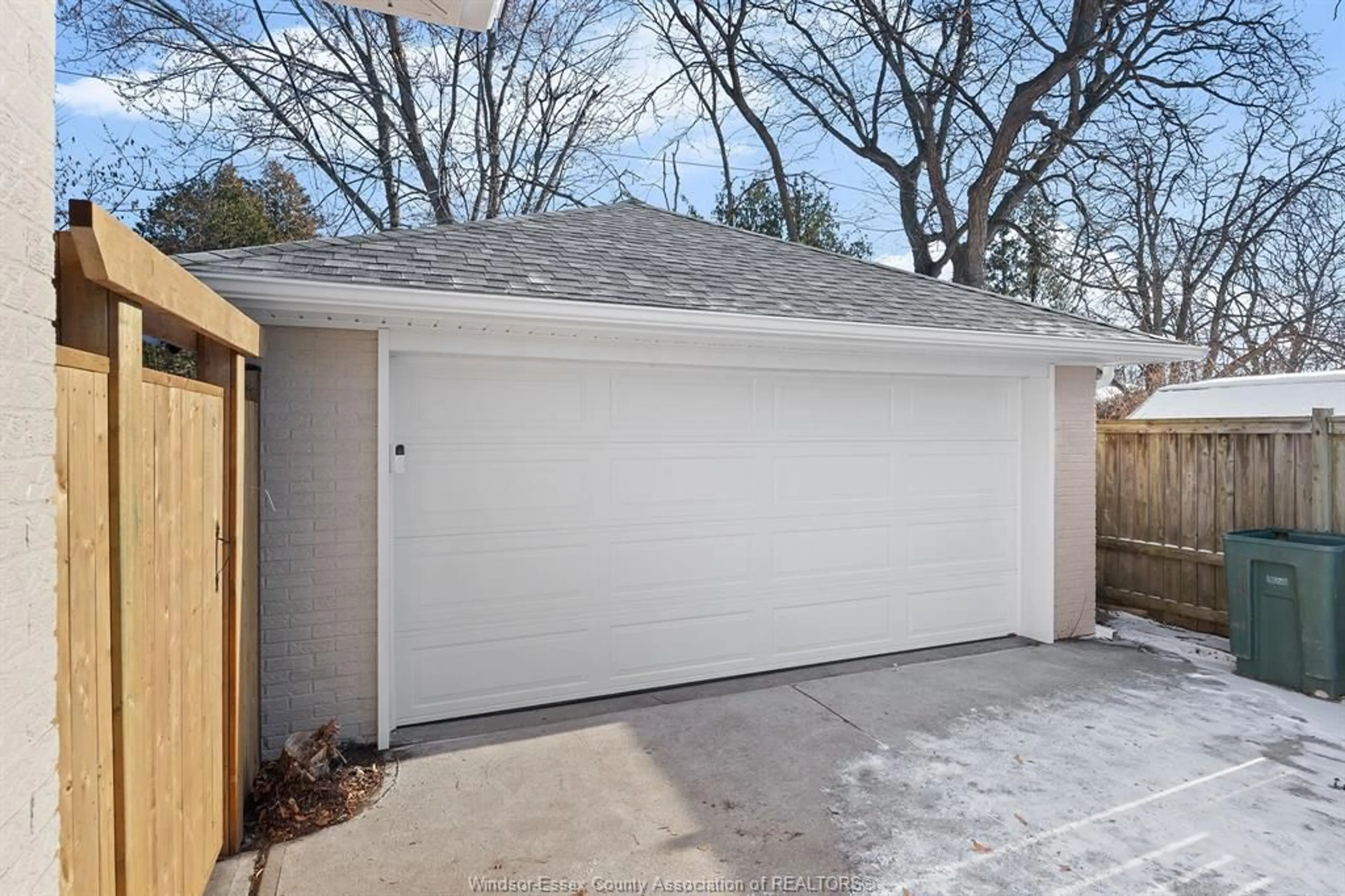 Indoor garage for 2692 EVERTS, Windsor Ontario N9E 2V1