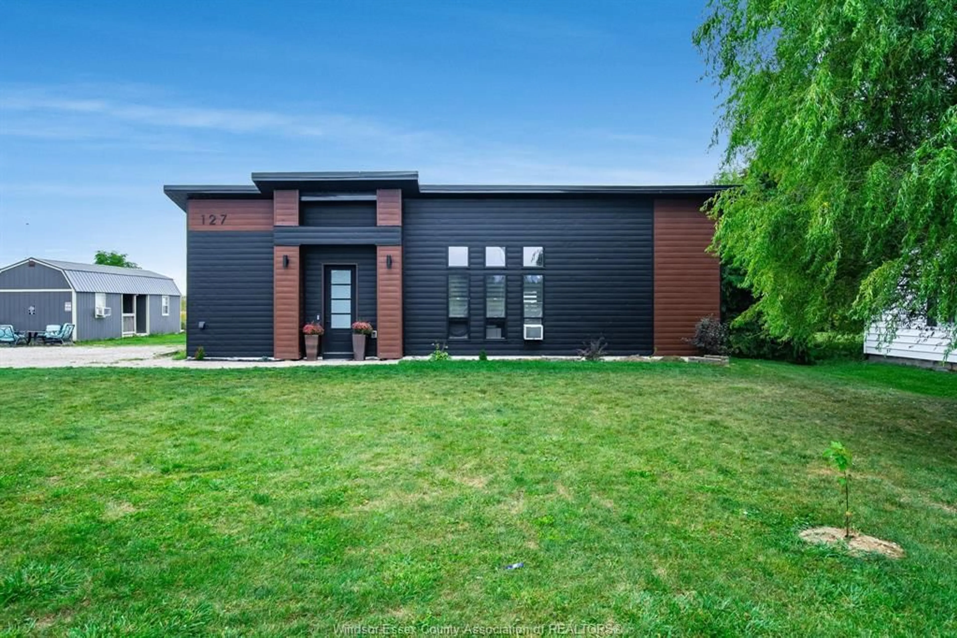 Home with brick exterior material, building for 127 William St, Merlin Ontario N0P 1W0