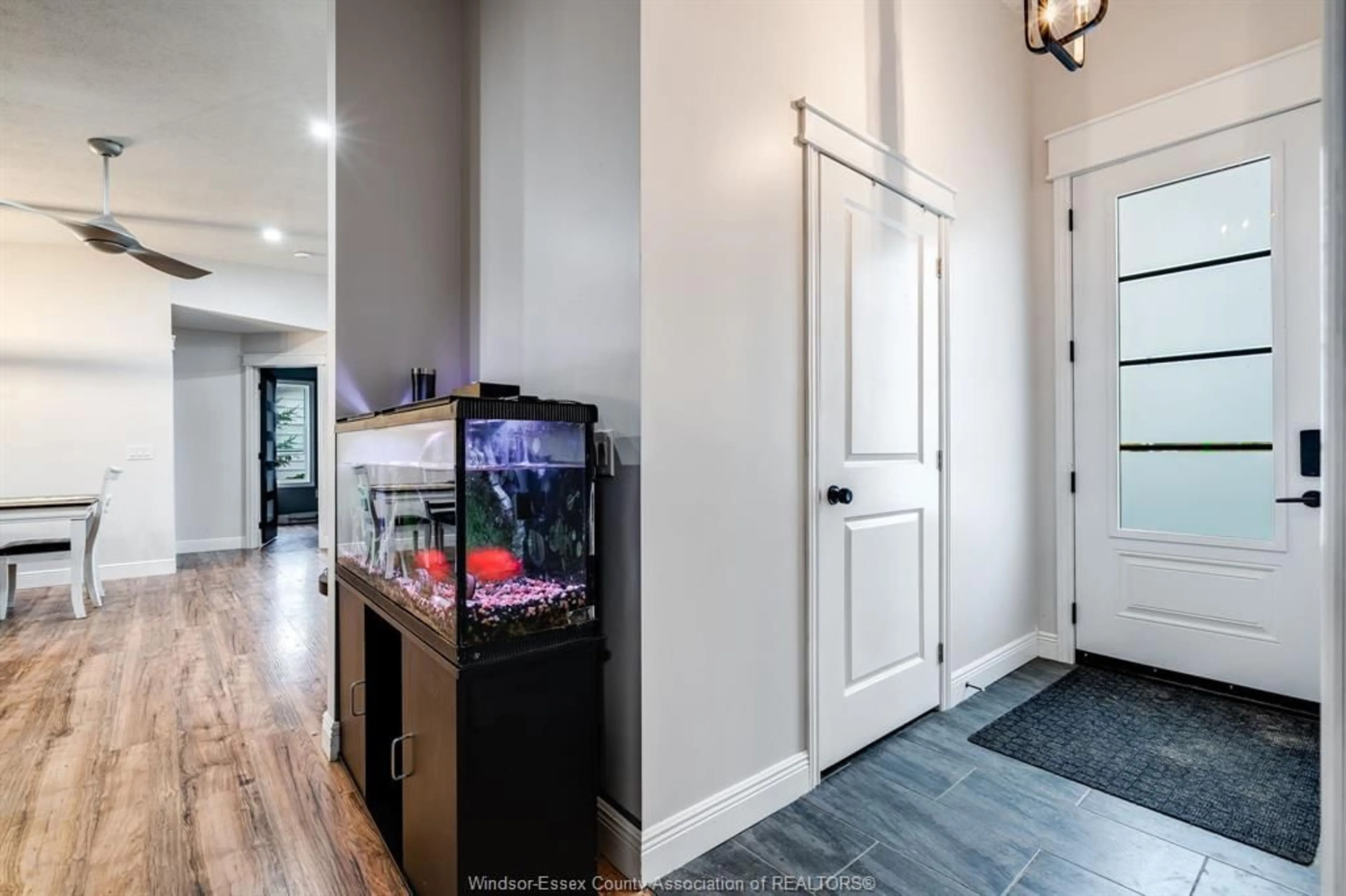 Indoor entryway for 127 William St, Merlin Ontario N0P 1W0