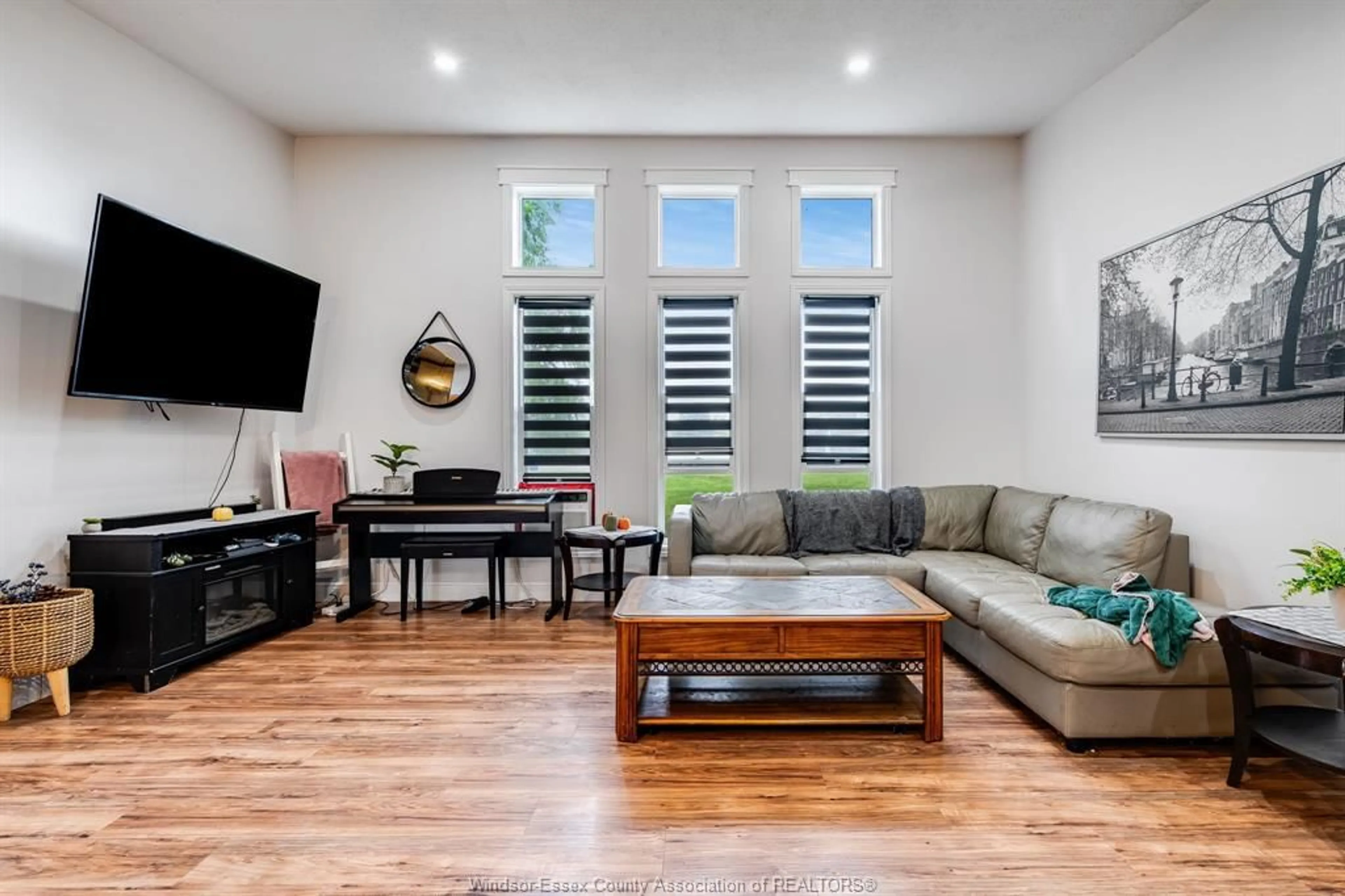 Living room with furniture, unknown for 127 William St, Merlin Ontario N0P 1W0