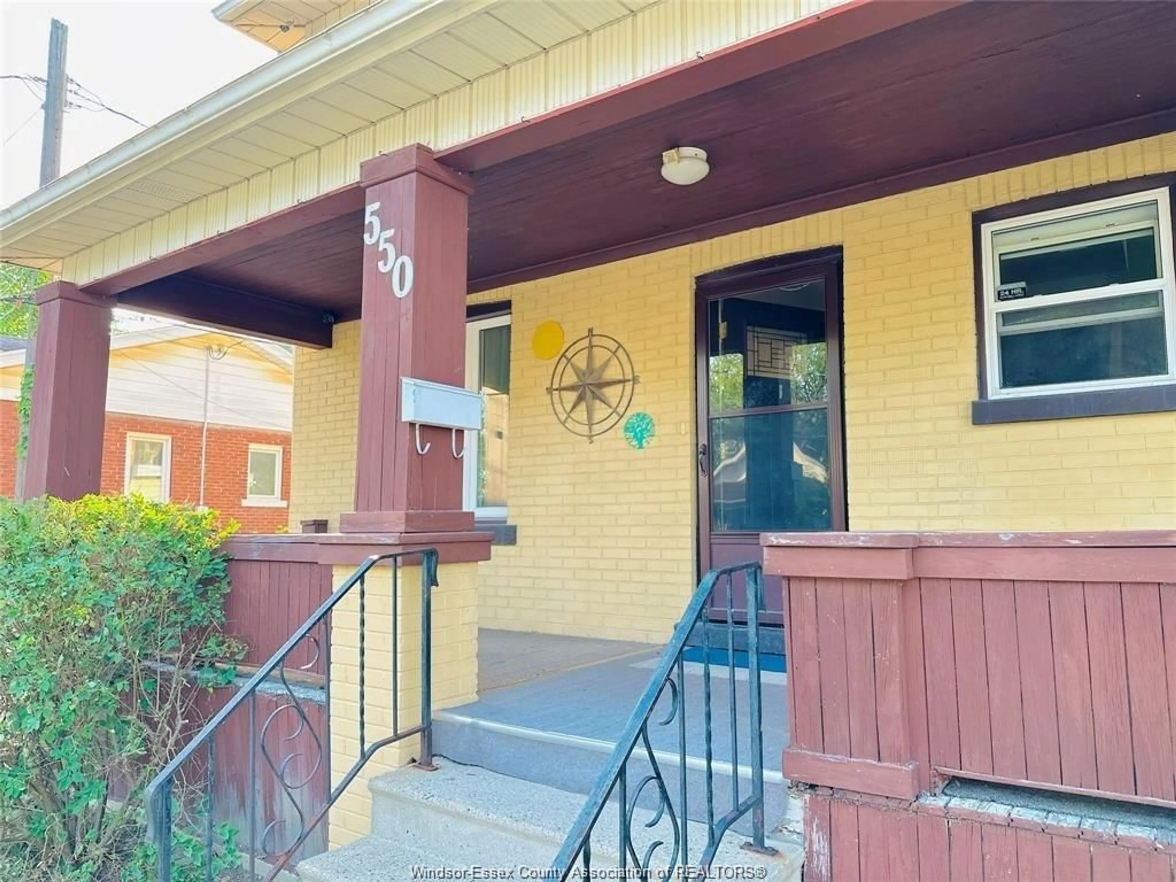 Indoor entryway for 550 ALLENDALE, Windsor Ontario N8X 2C3