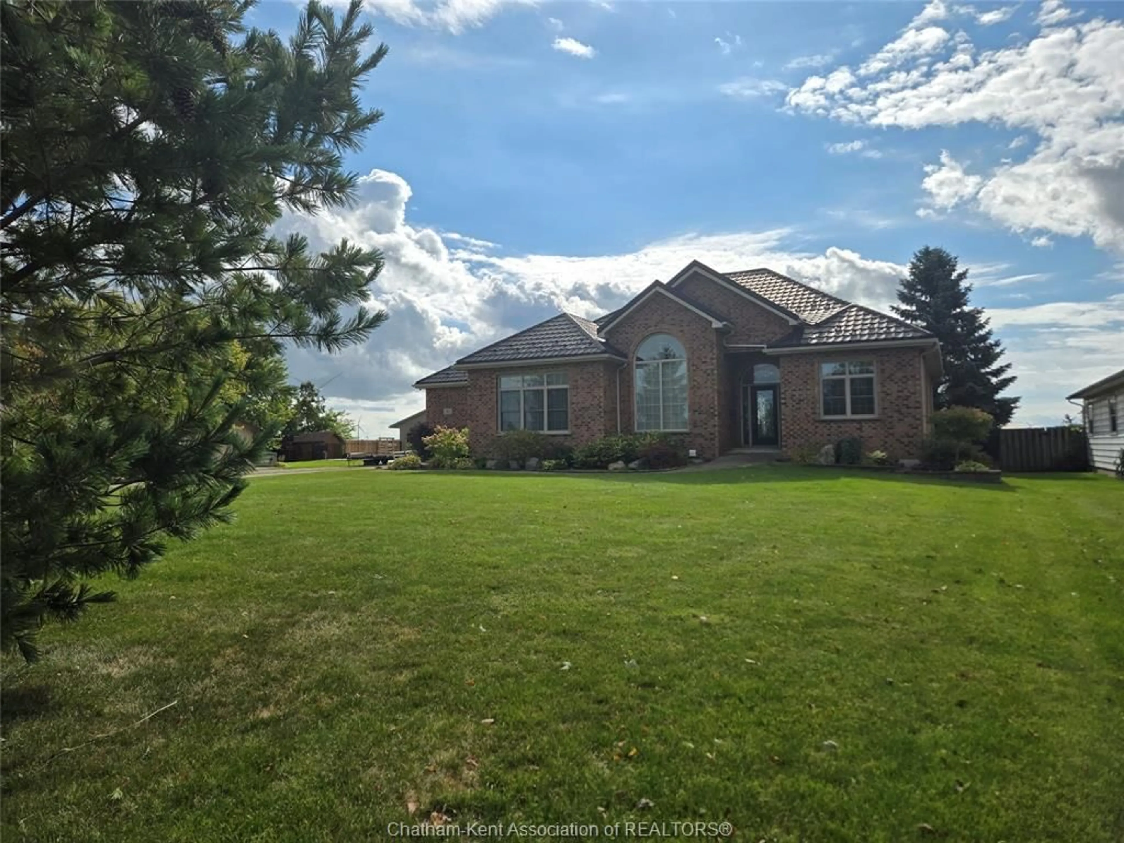 A pic from outside/outdoor area/front of a property/back of a property/a pic from drone, unknown for 161 ABERDEEN St, Merlin Ontario N0P 1W0