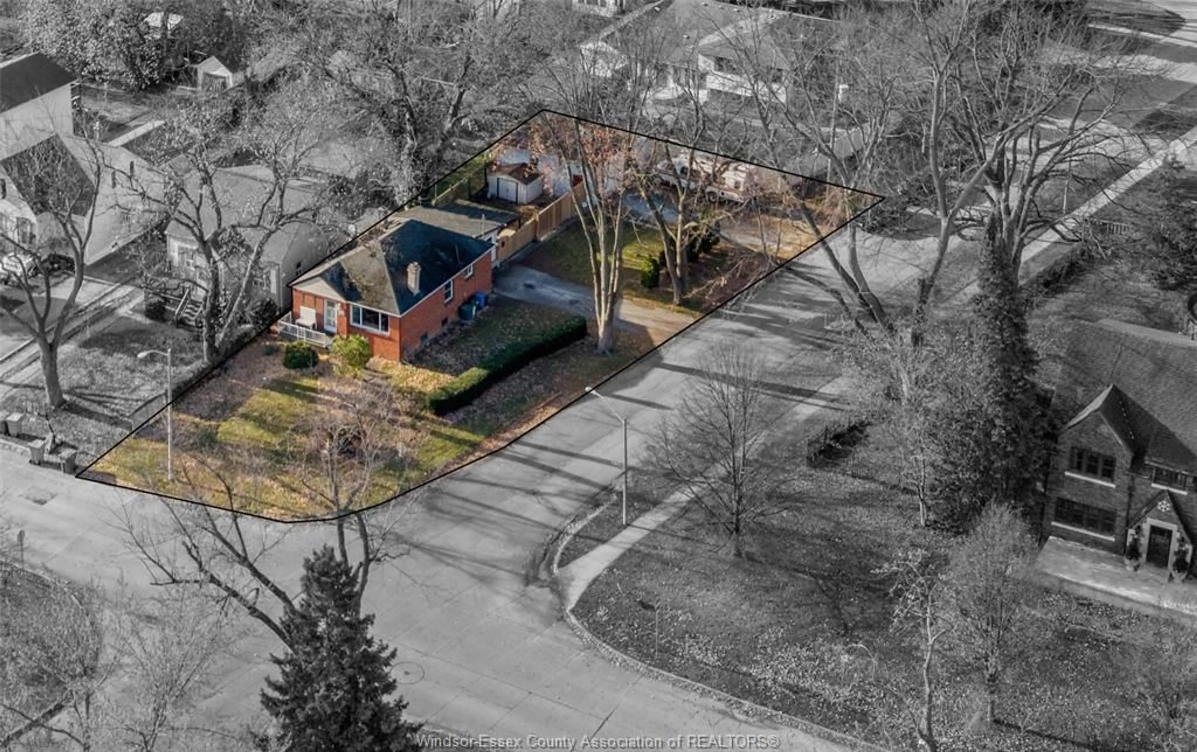 A pic from outside/outdoor area/front of a property/back of a property/a pic from drone, street for 905 ST MARY'S, Windsor Ontario N8S 2V1