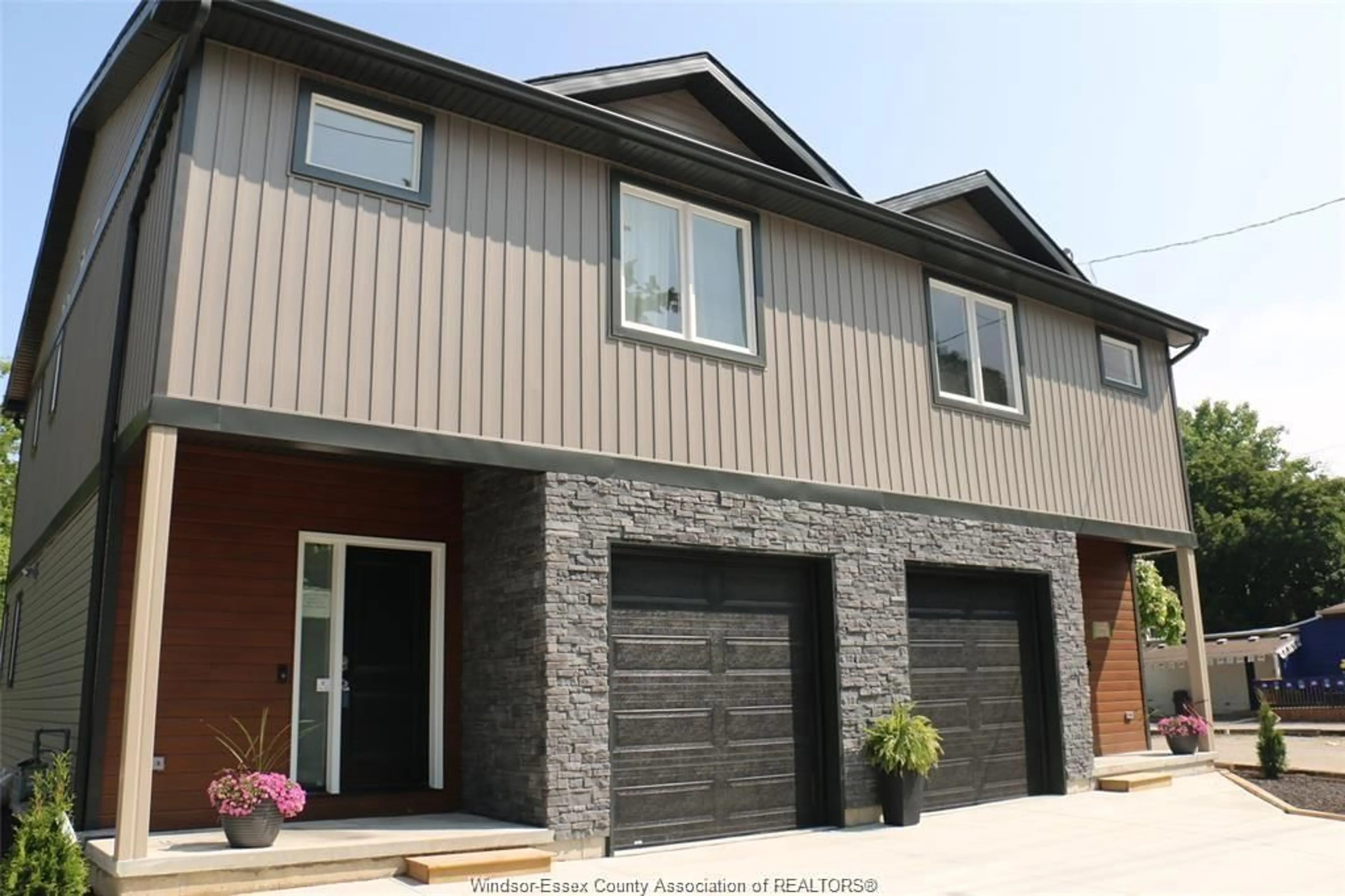 Home with brick exterior material, street for 105 KING St, Chatham Ontario N7M 6H5