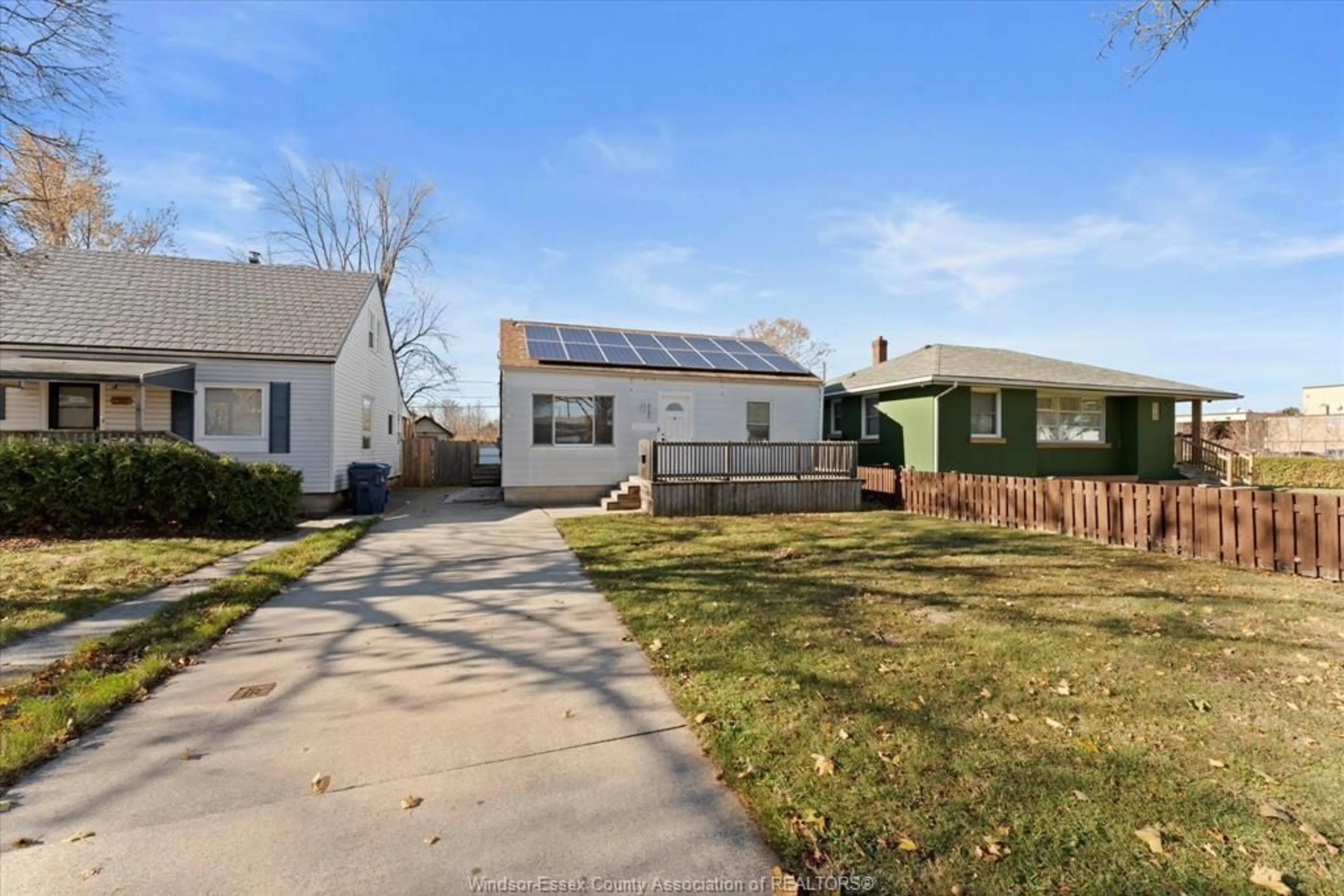 A pic from outside/outdoor area/front of a property/back of a property/a pic from drone, street for 2185 PARENT Ave, Windsor Ontario N8W 2E2