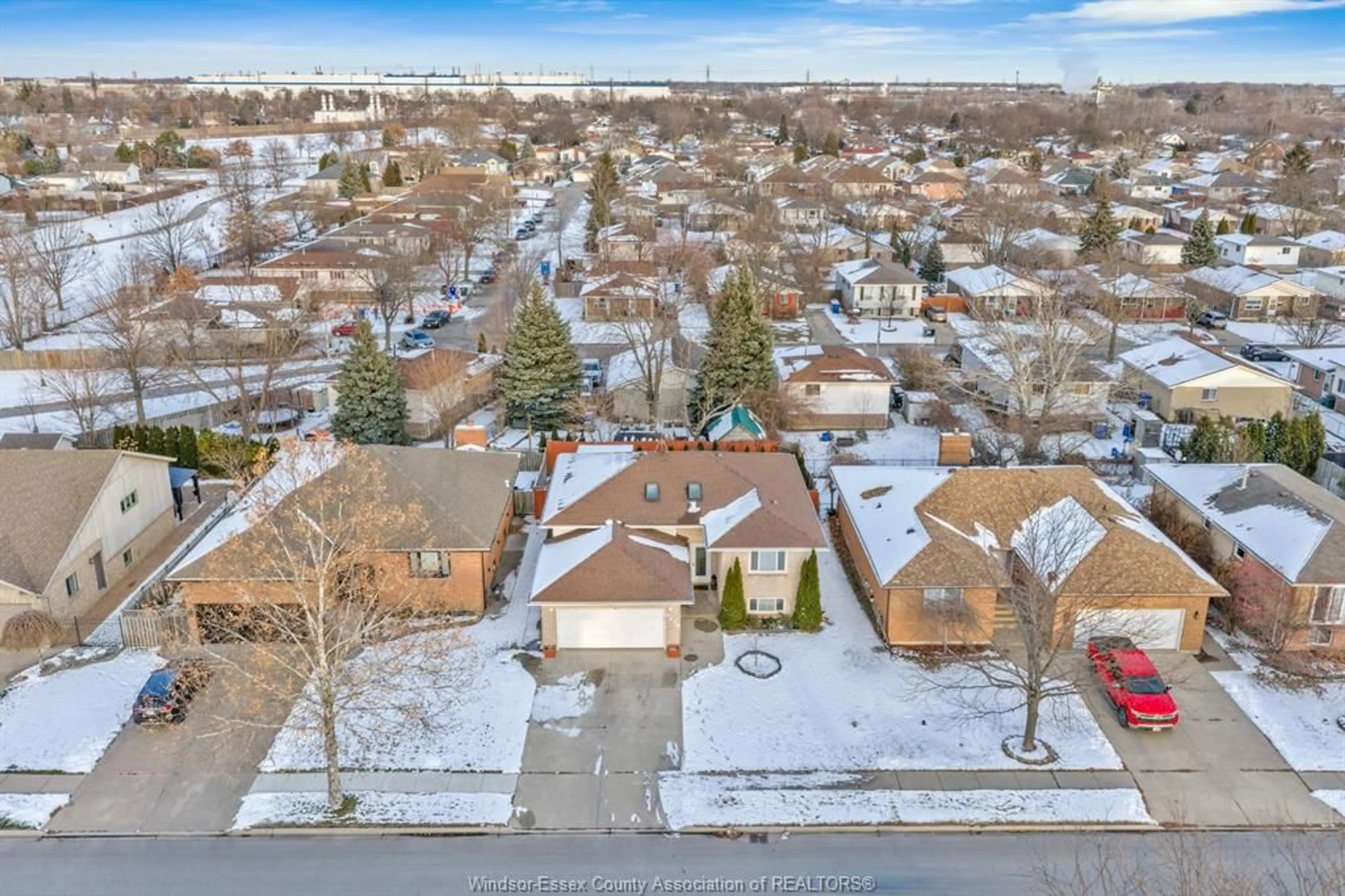 A pic from outside/outdoor area/front of a property/back of a property/a pic from drone, street for 1430 SOUTH PACIFIC Ave, Windsor Ontario N8X 4Z5