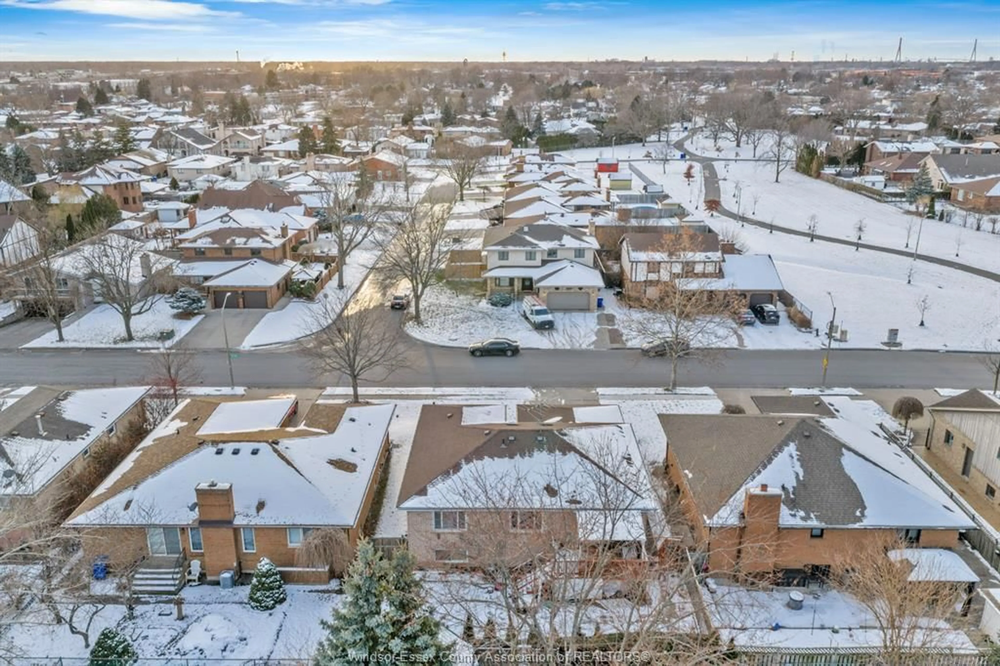A pic from outside/outdoor area/front of a property/back of a property/a pic from drone, street for 1430 SOUTH PACIFIC Ave, Windsor Ontario N8X 4Z5