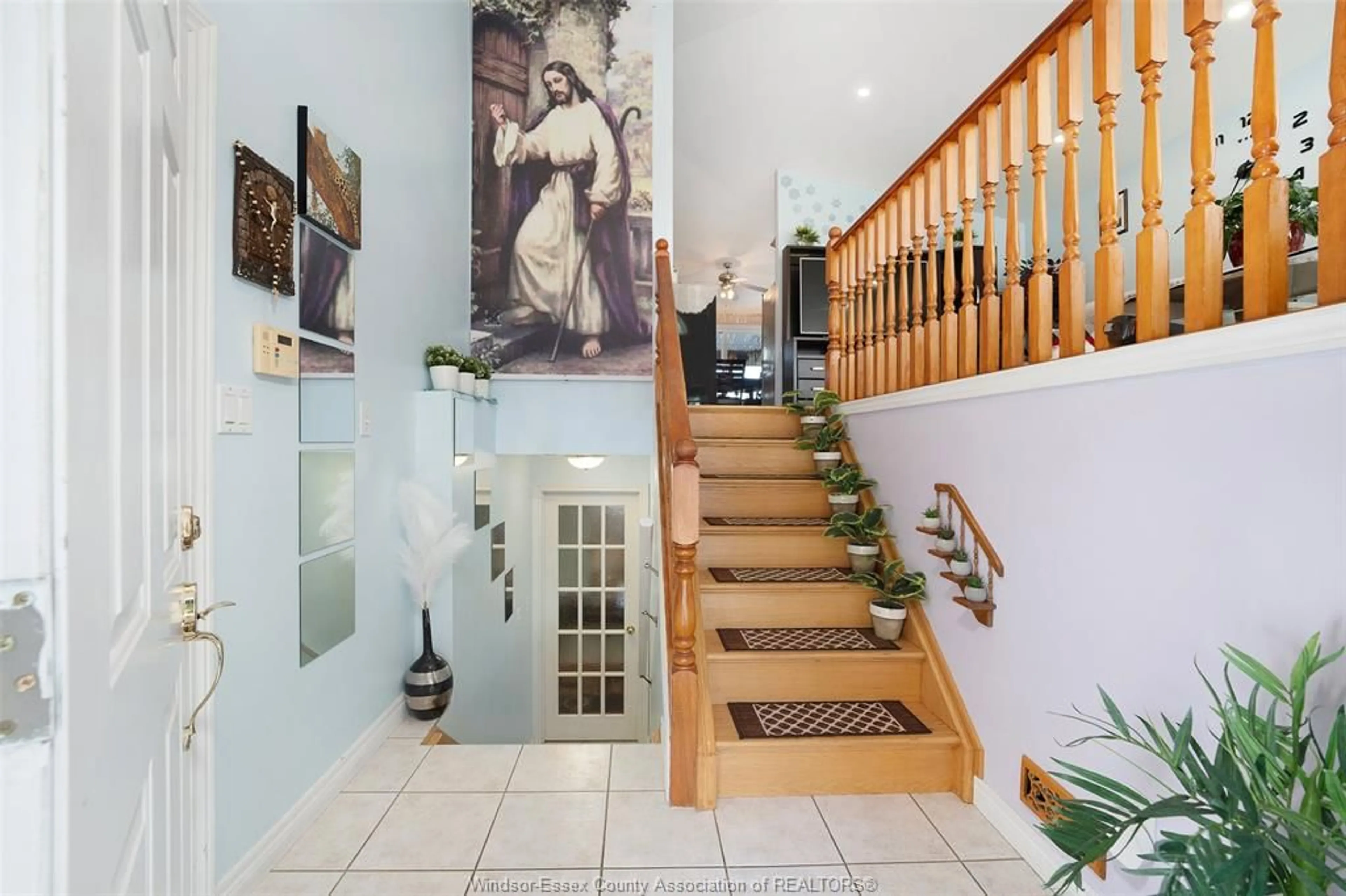 Indoor foyer for 1454 CLOVER Ave, Windsor Ontario N8P 1R2