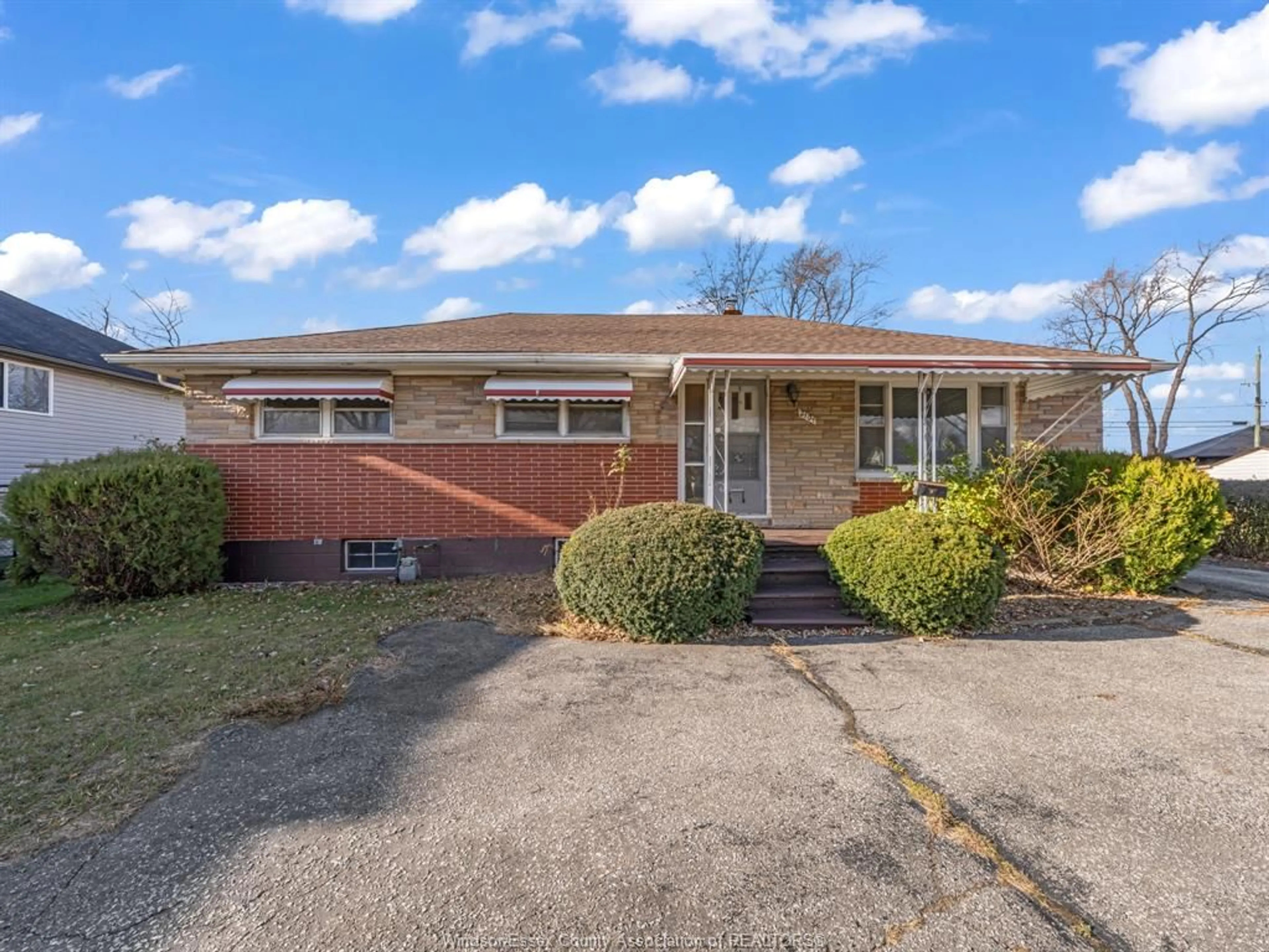 Unknown for 2101 DOMINION Blvd, Windsor Ontario N9B 3H8