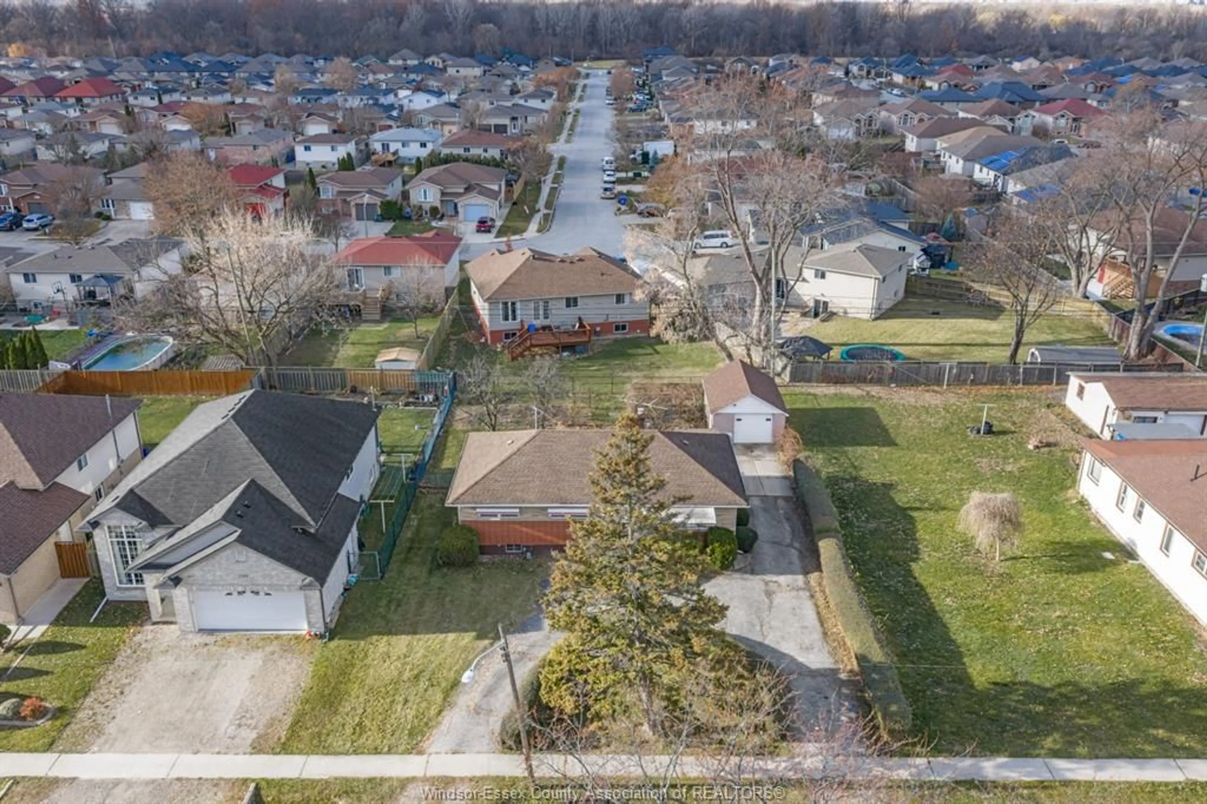 A pic from outside/outdoor area/front of a property/back of a property/a pic from drone, street for 2101 DOMINION Blvd, Windsor Ontario N9B 3H8