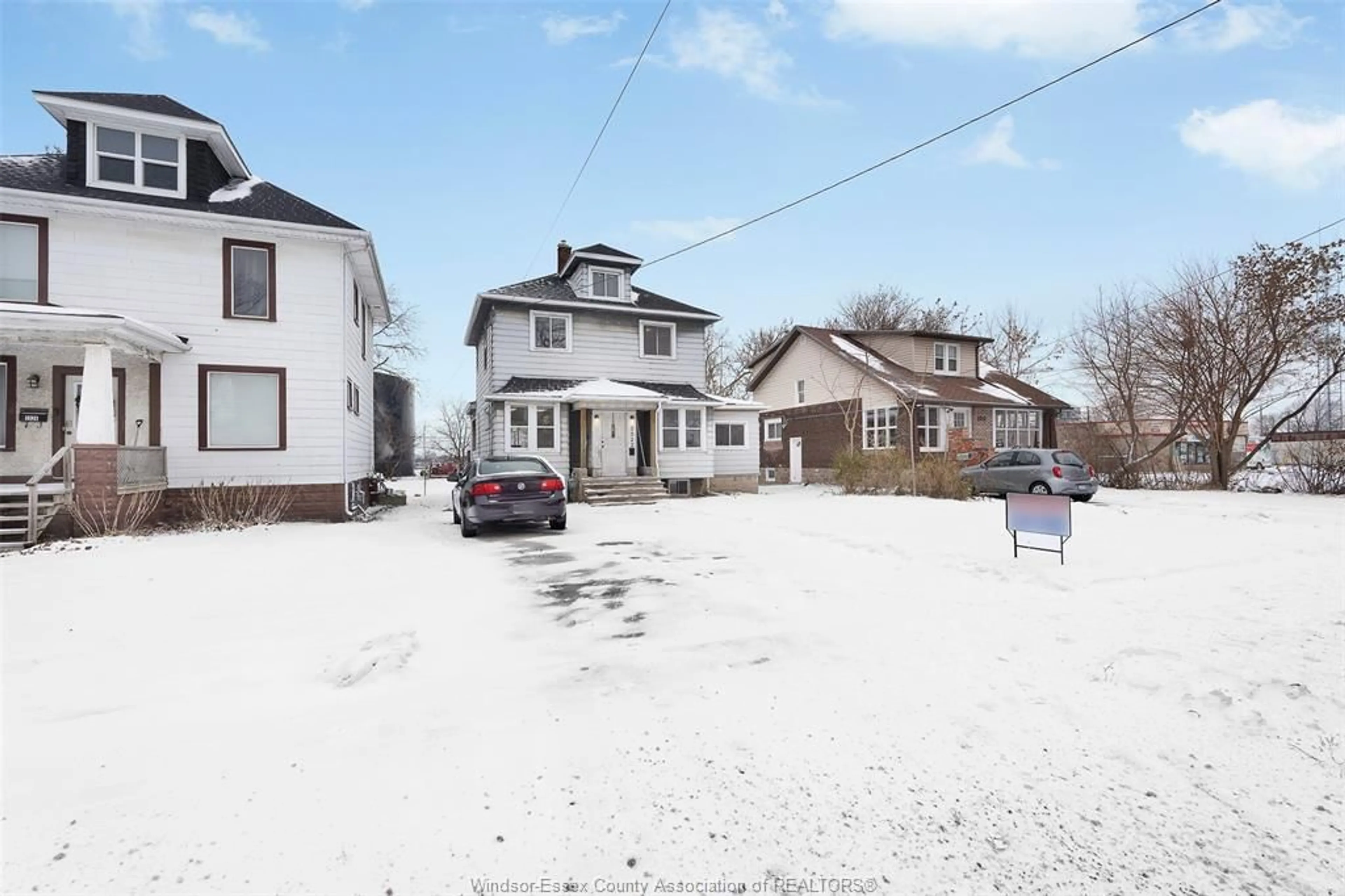 A pic from outside/outdoor area/front of a property/back of a property/a pic from drone, street for 3522 SANDWICH St, Windsor Ontario N9C 1B5
