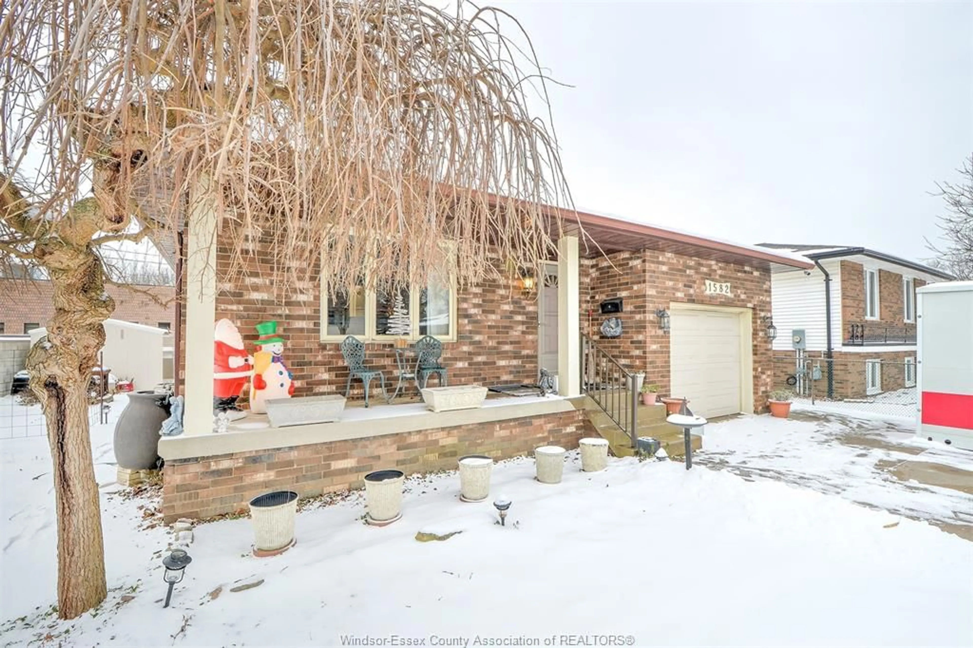 A pic from outside/outdoor area/front of a property/back of a property/a pic from drone, street for 1582 ROSATI, LaSalle Ontario N9J 2Z8