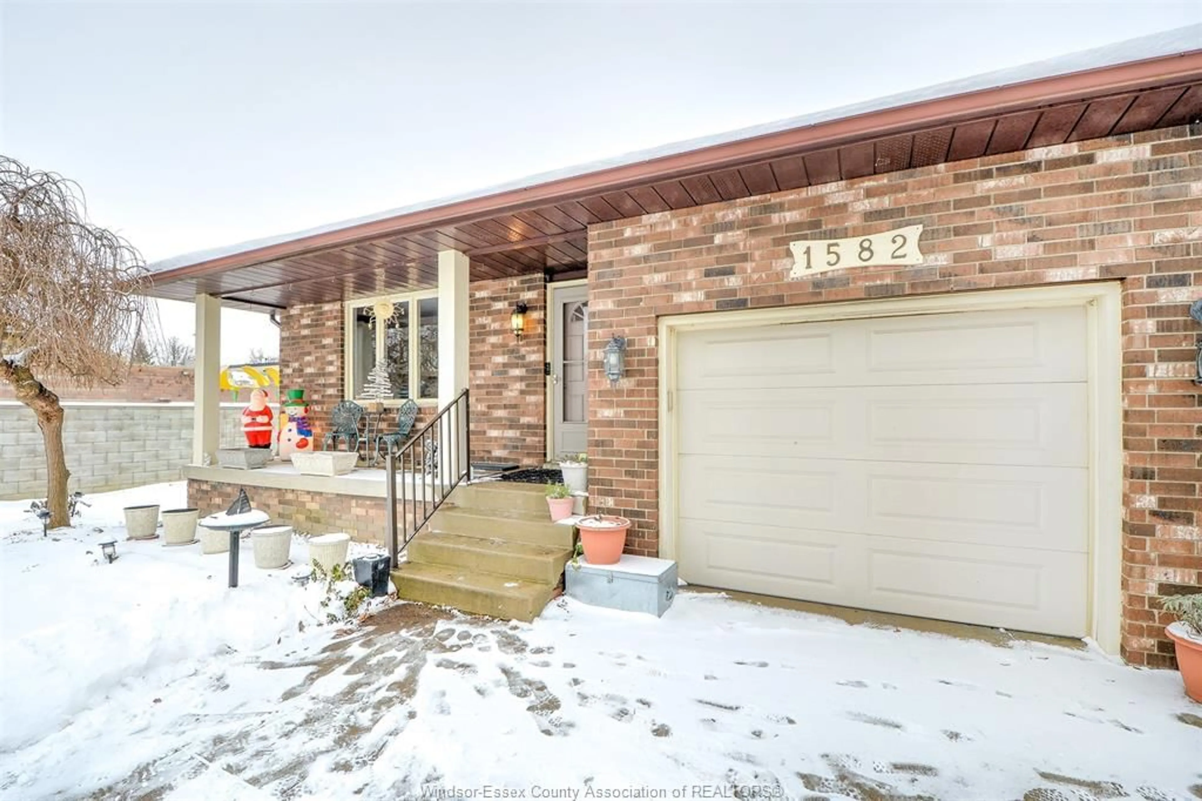 Home with brick exterior material, street for 1582 ROSATI, LaSalle Ontario N9J 2Z8